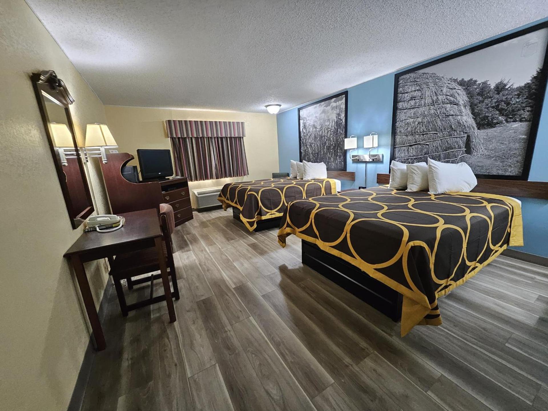 Super 8 by Wyndham Clinton photo 7