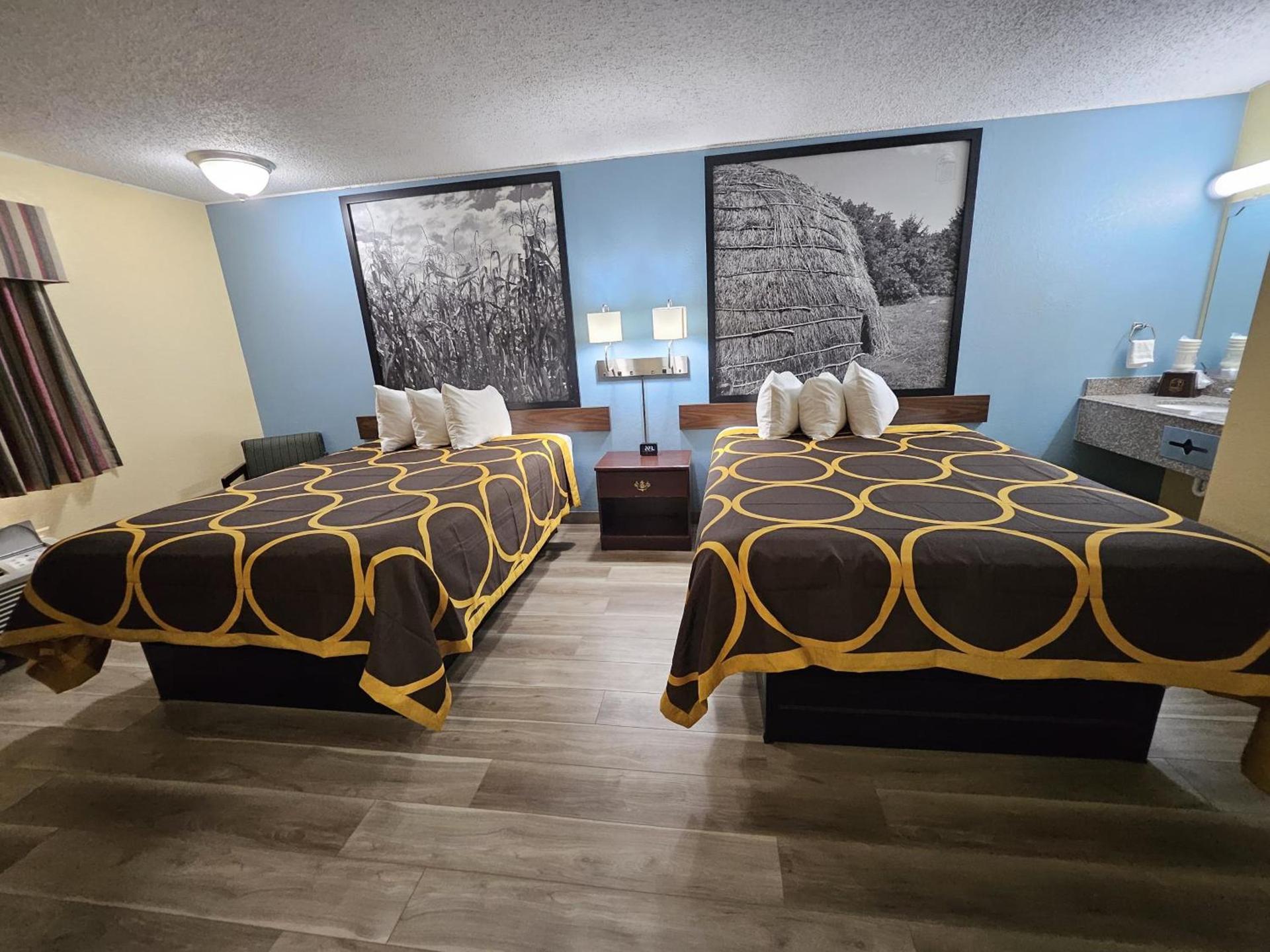 Super 8 by Wyndham Clinton photo 8