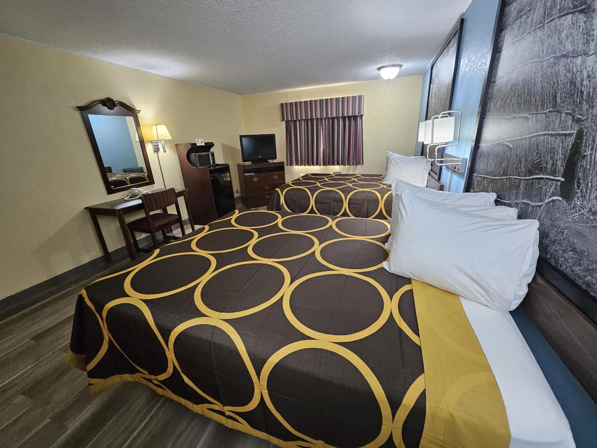 Super 8 by Wyndham Clinton photo 9