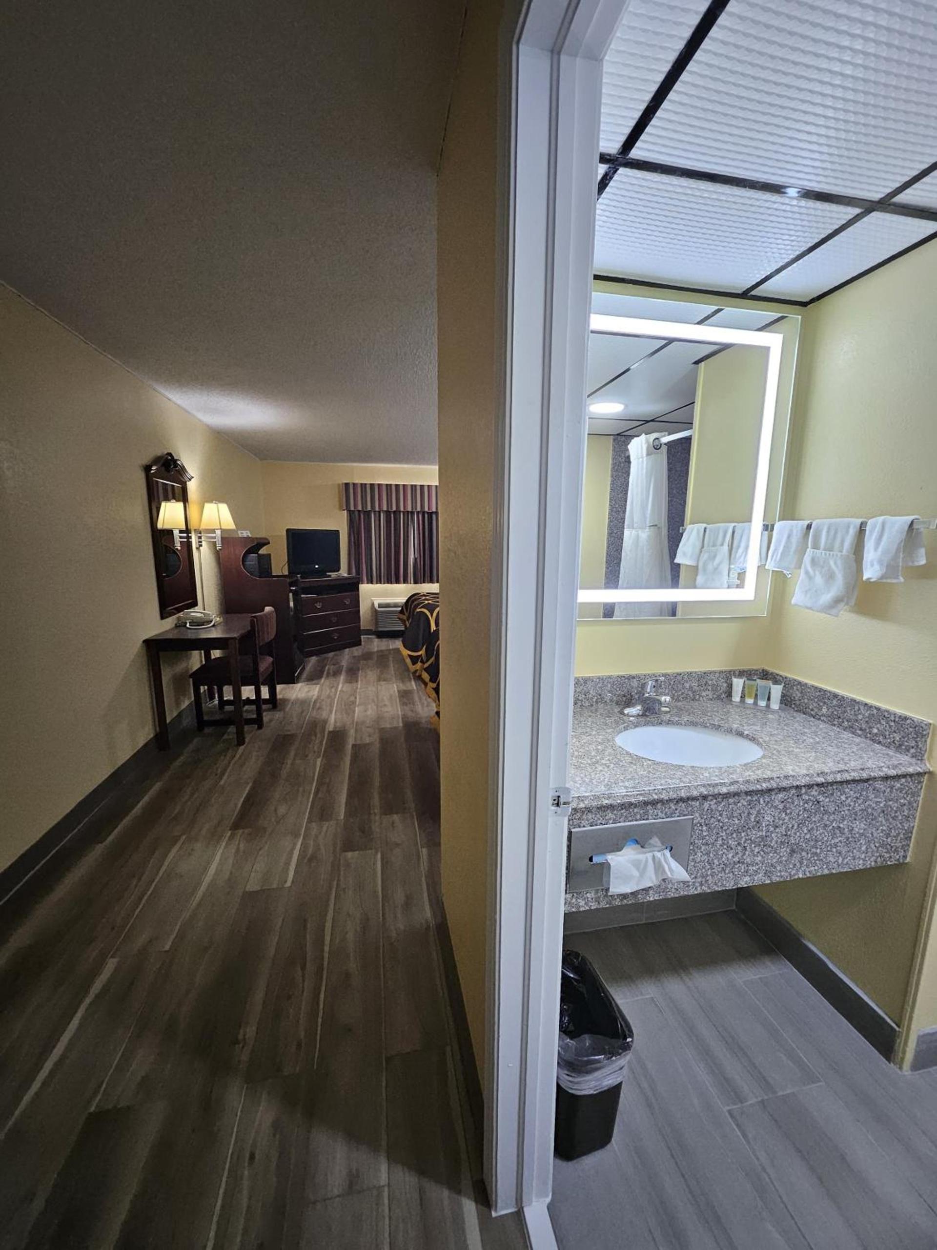 Super 8 by Wyndham Clinton photo 10