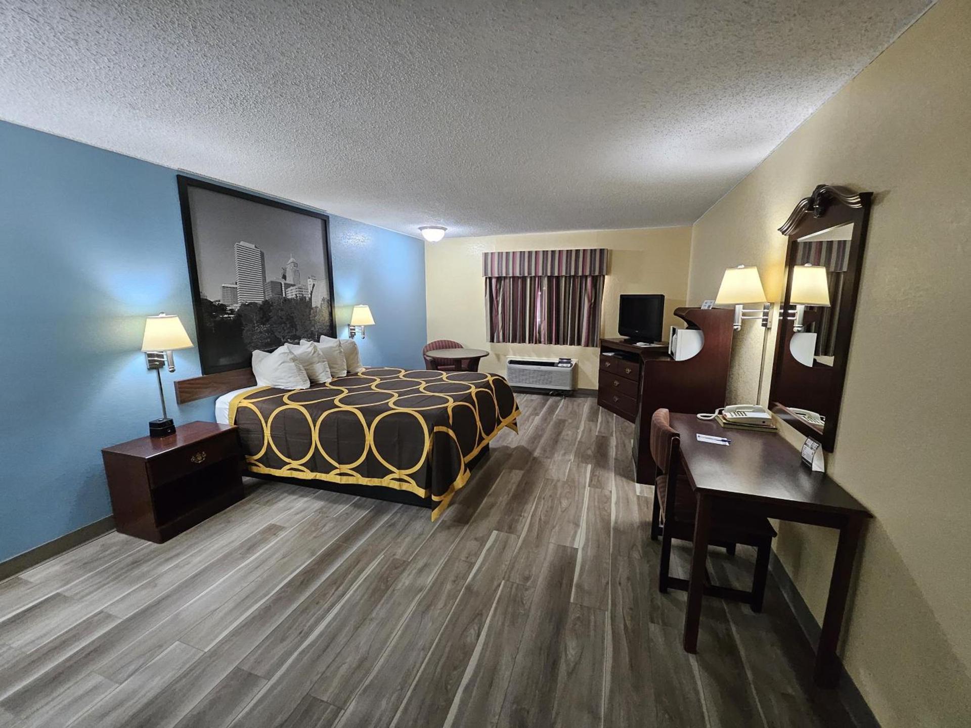 Super 8 by Wyndham Clinton photo 4
