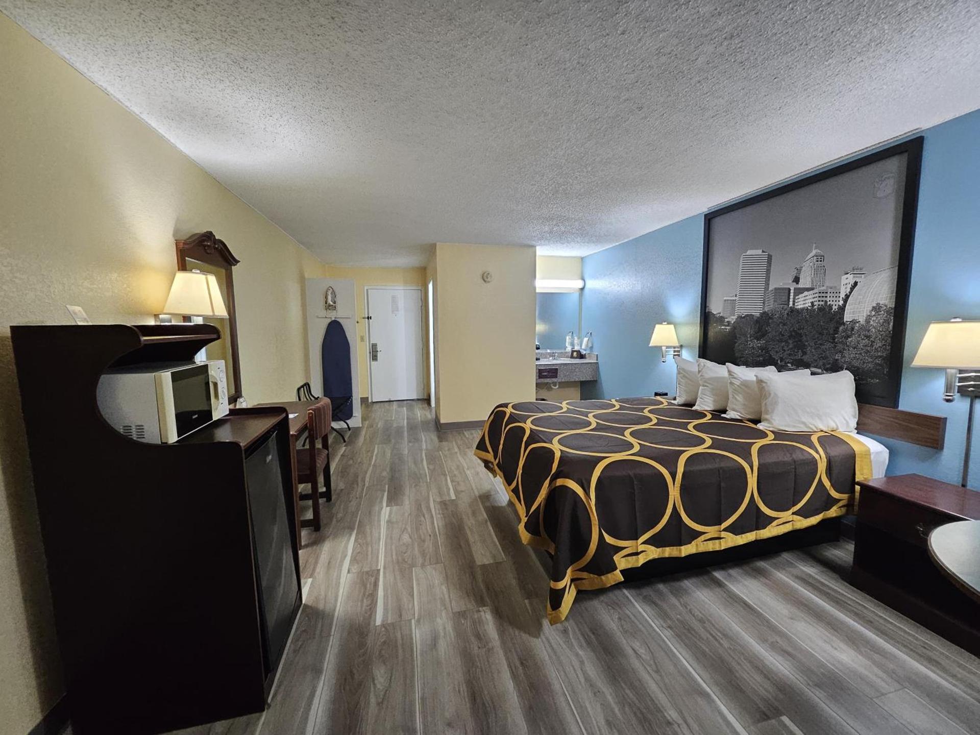 Super 8 by Wyndham Clinton photo 5
