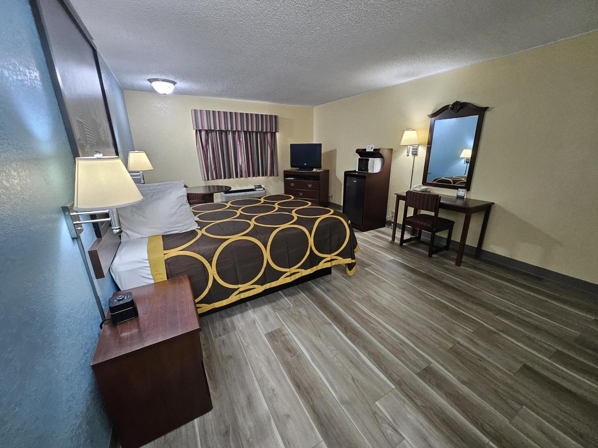 Super 8 by Wyndham Clinton photo 6