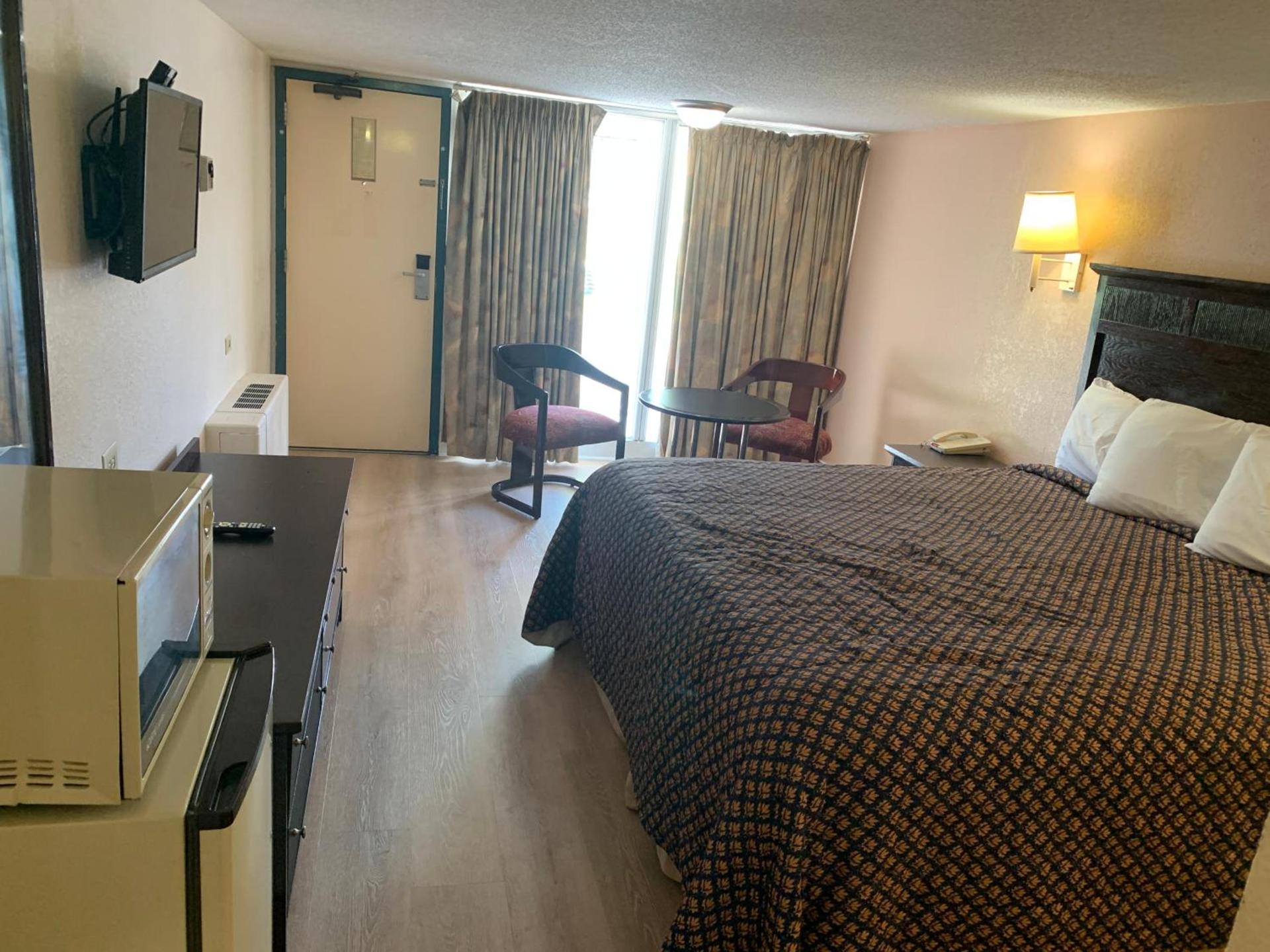 Tollway Inn Beloit photo 16