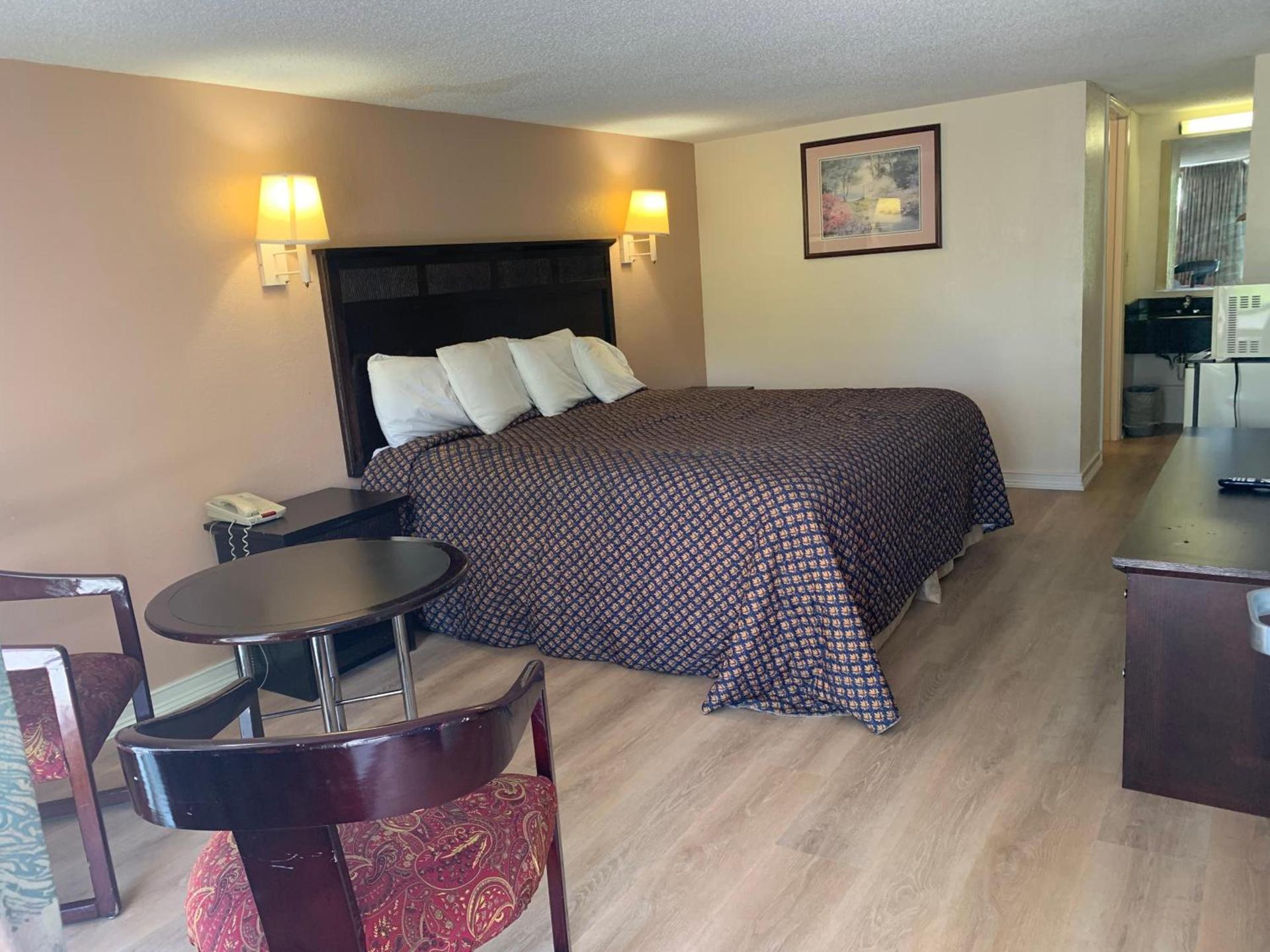 Tollway Inn Beloit photo 17
