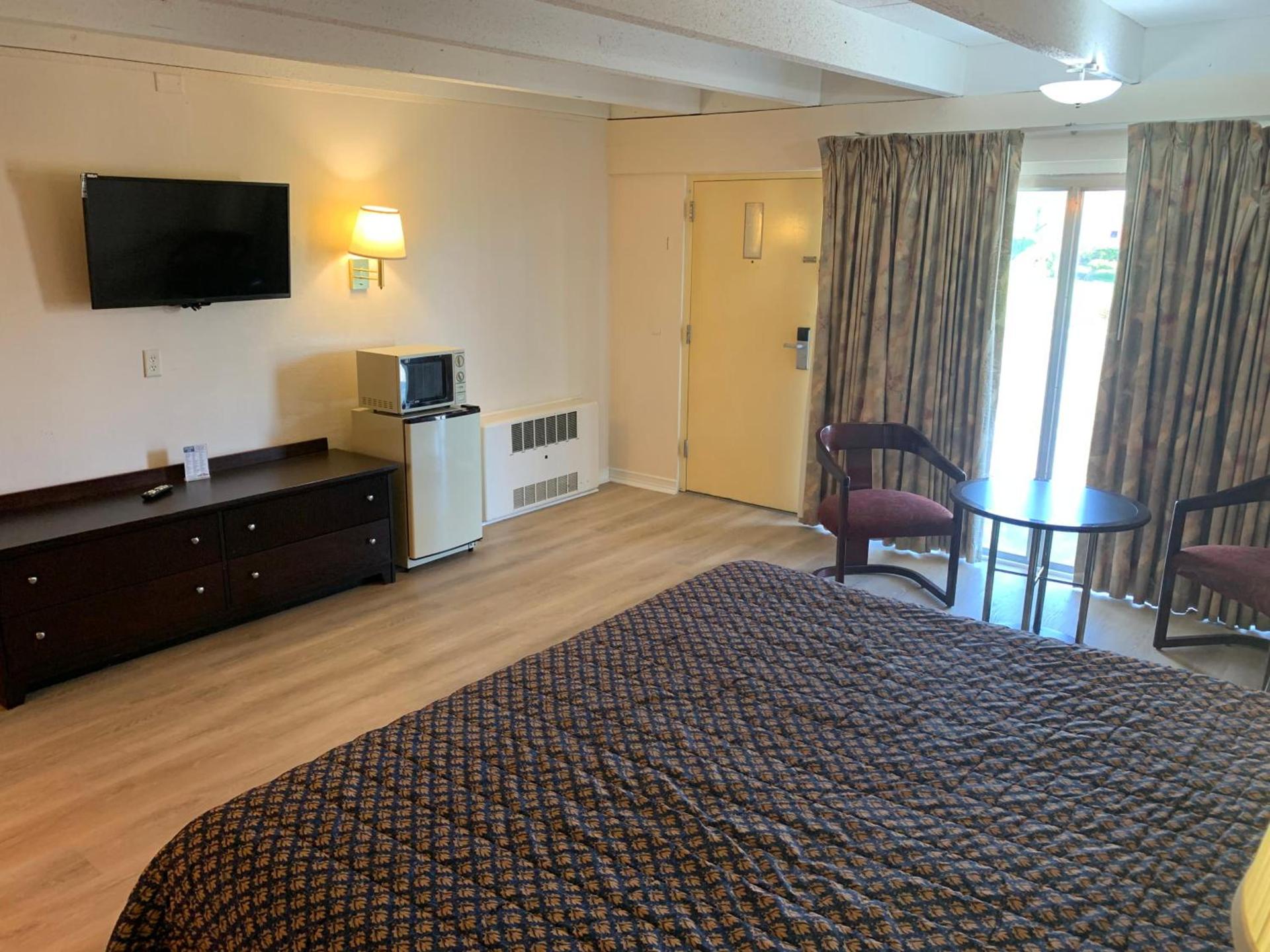 Tollway Inn Beloit photo 20