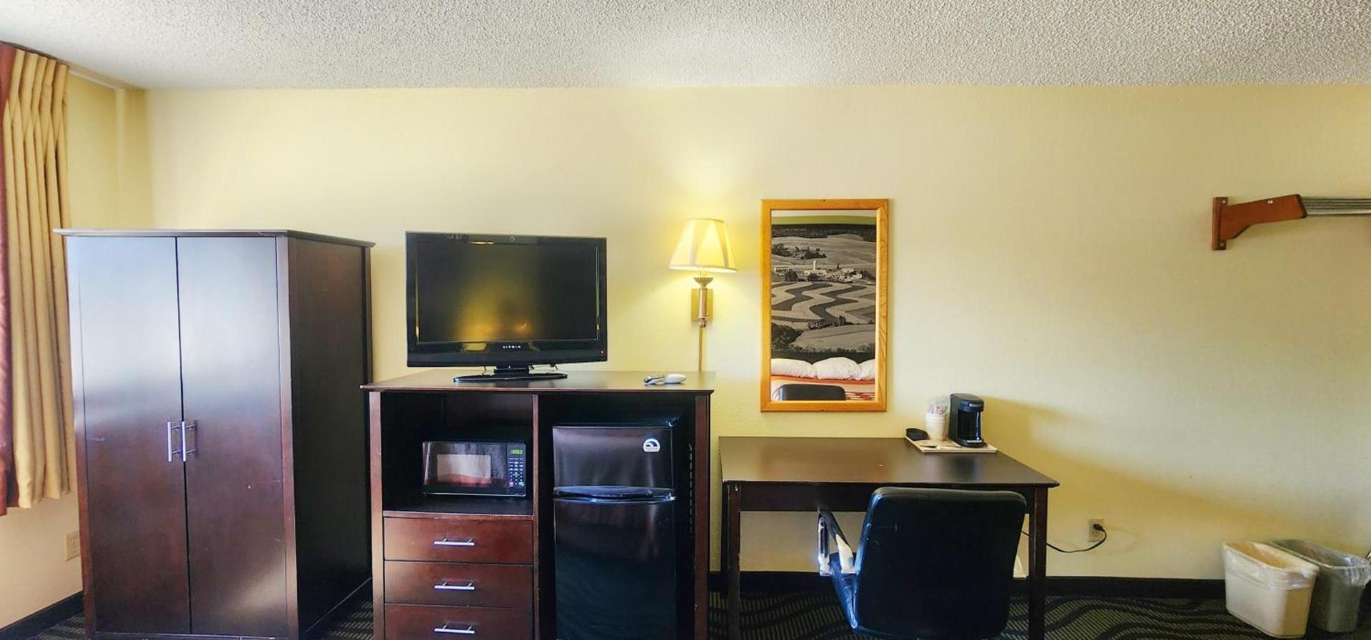 Super 8 by Wyndham Newton photo 28