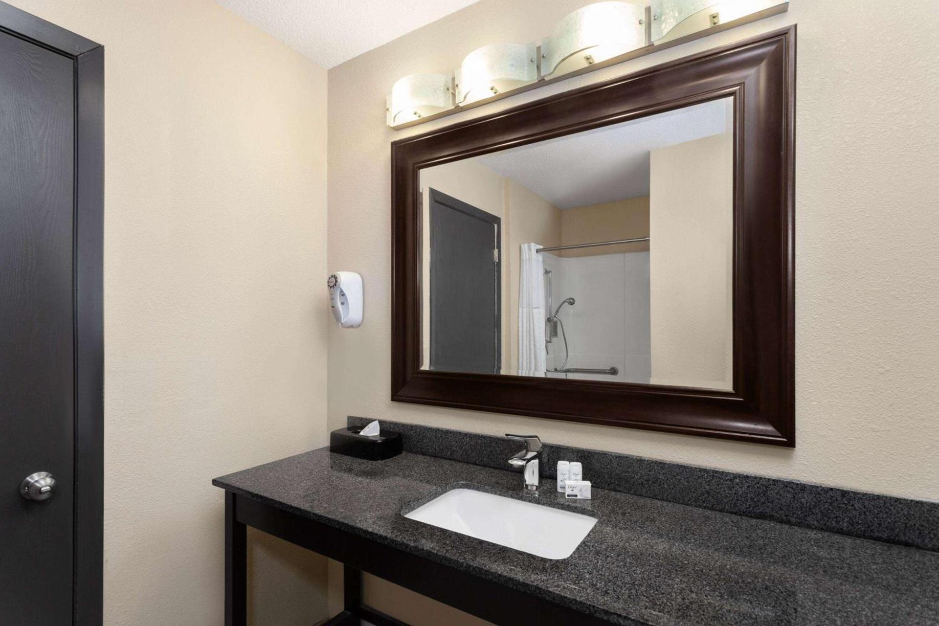 Super 8 by Wyndham Copley Akron photo 24