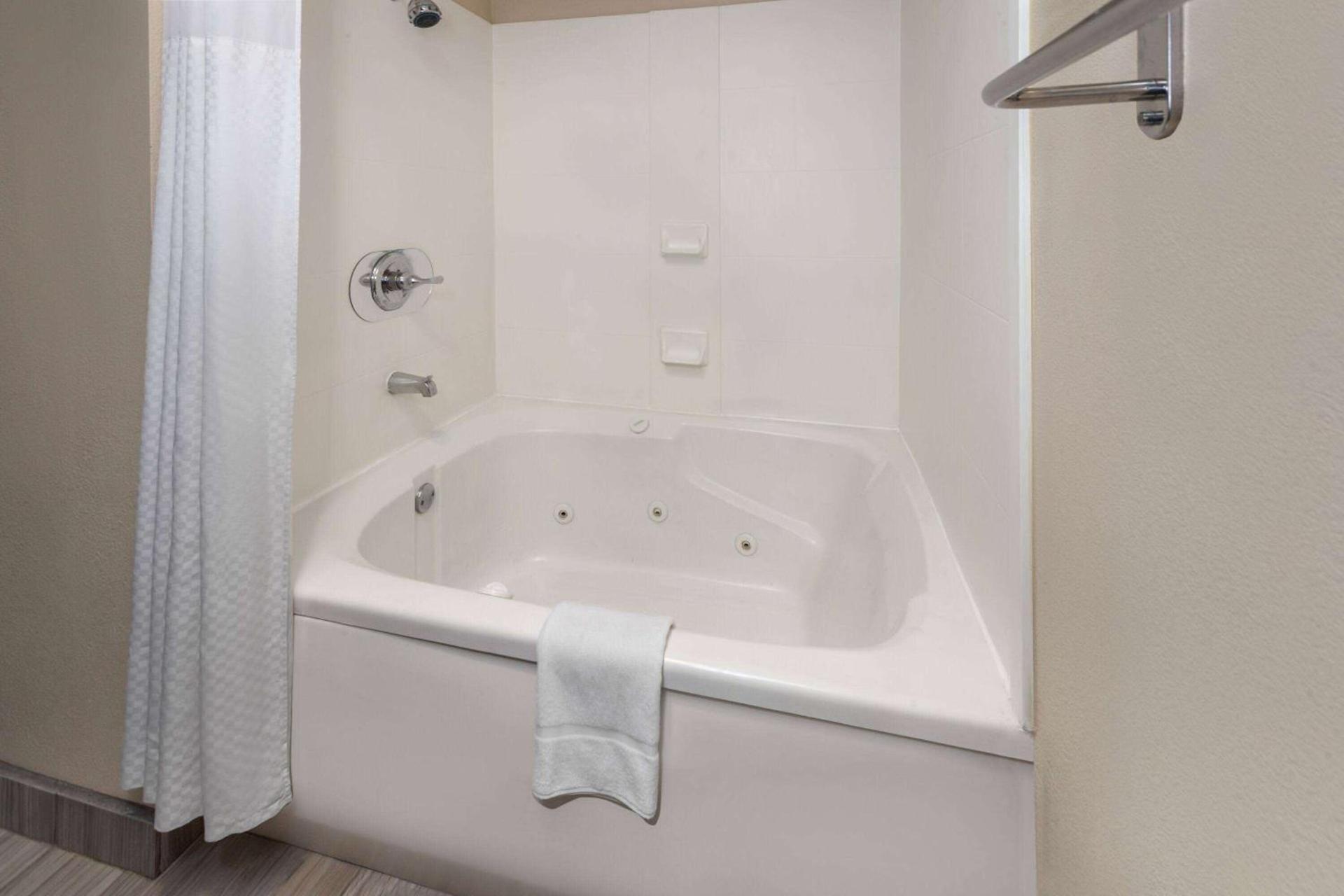 Super 8 by Wyndham Copley Akron photo 3