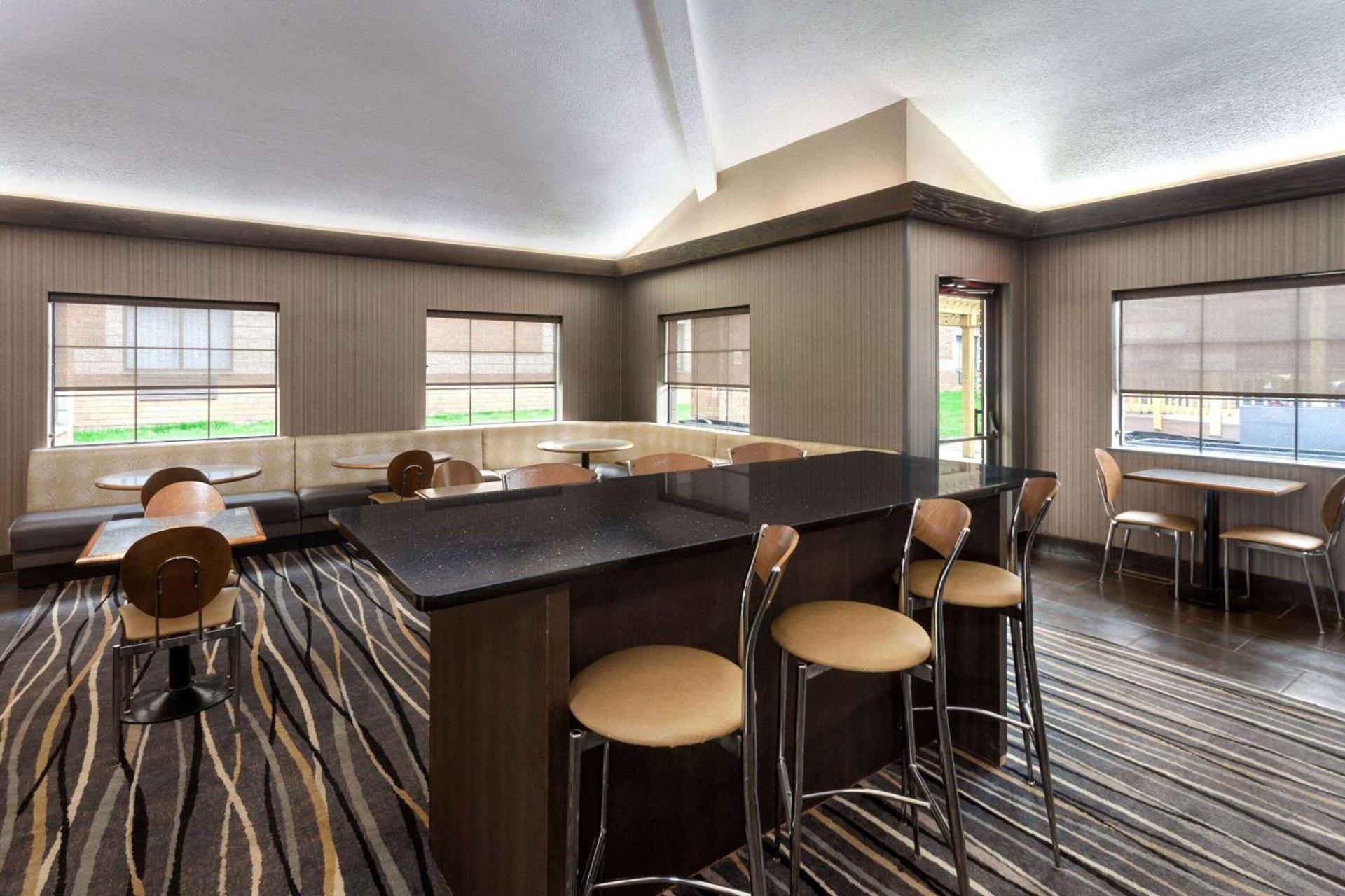 Super 8 by Wyndham Copley Akron photo 5