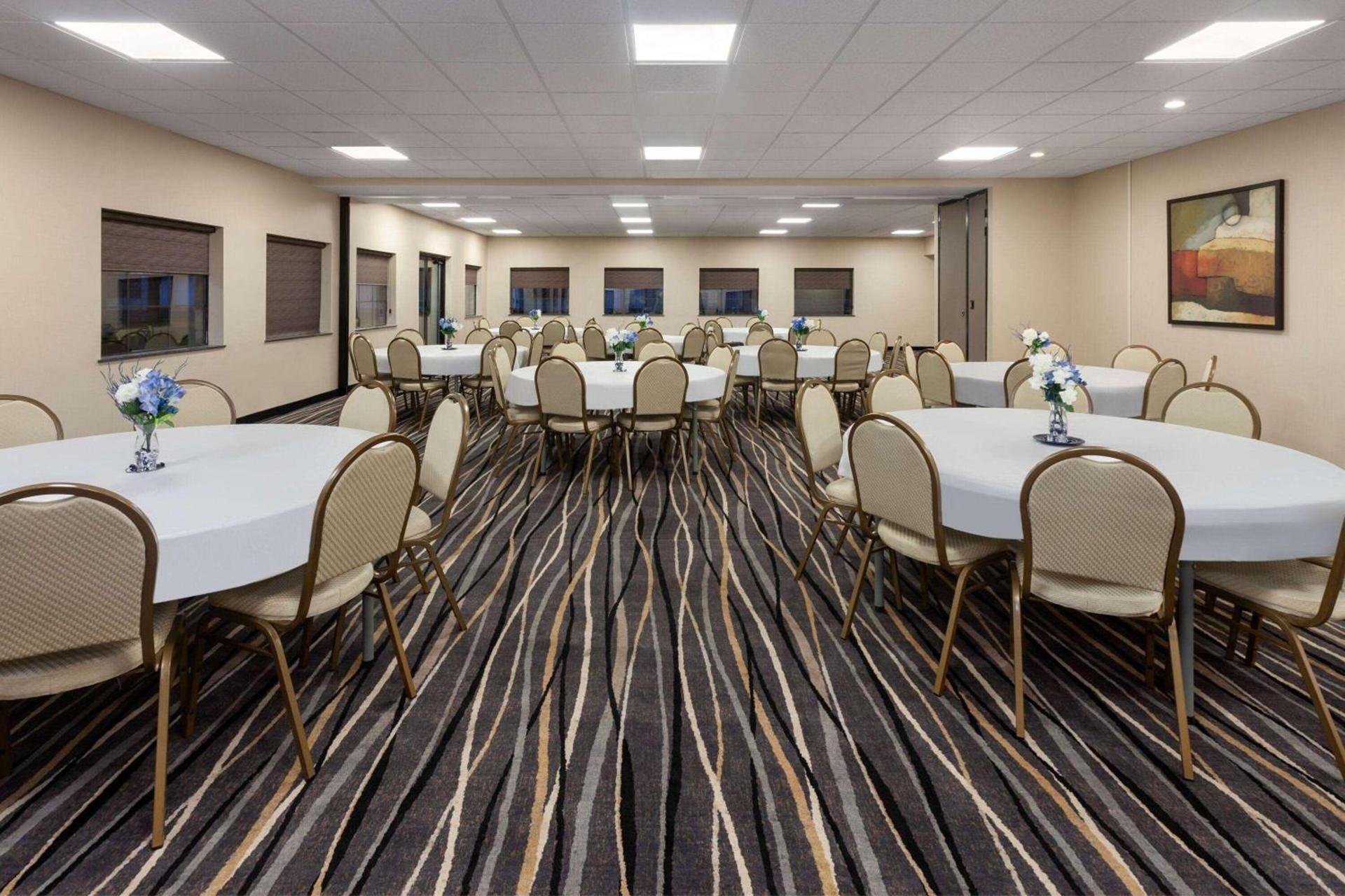 Super 8 by Wyndham Copley Akron photo 6