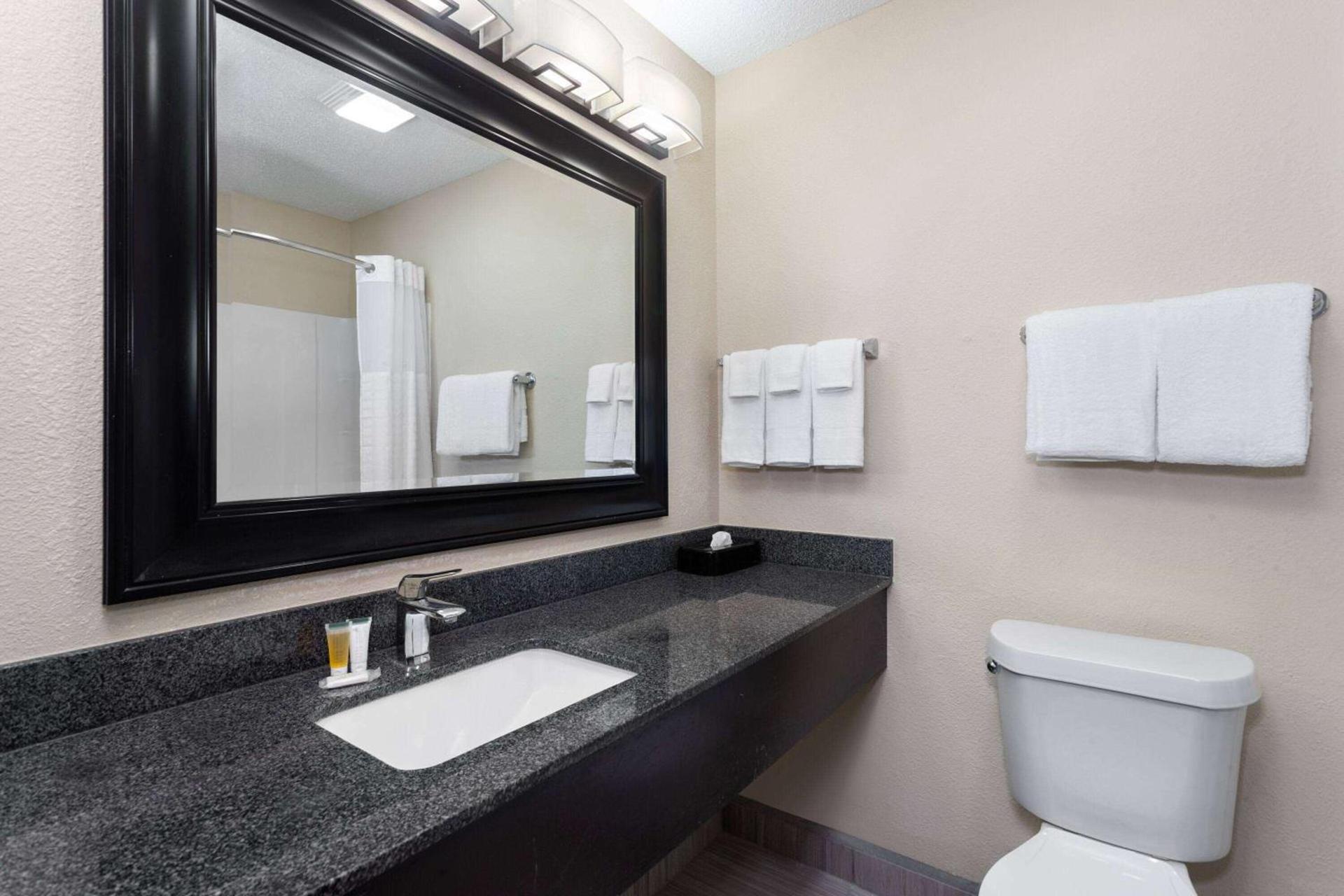 Super 8 by Wyndham Copley Akron photo 16