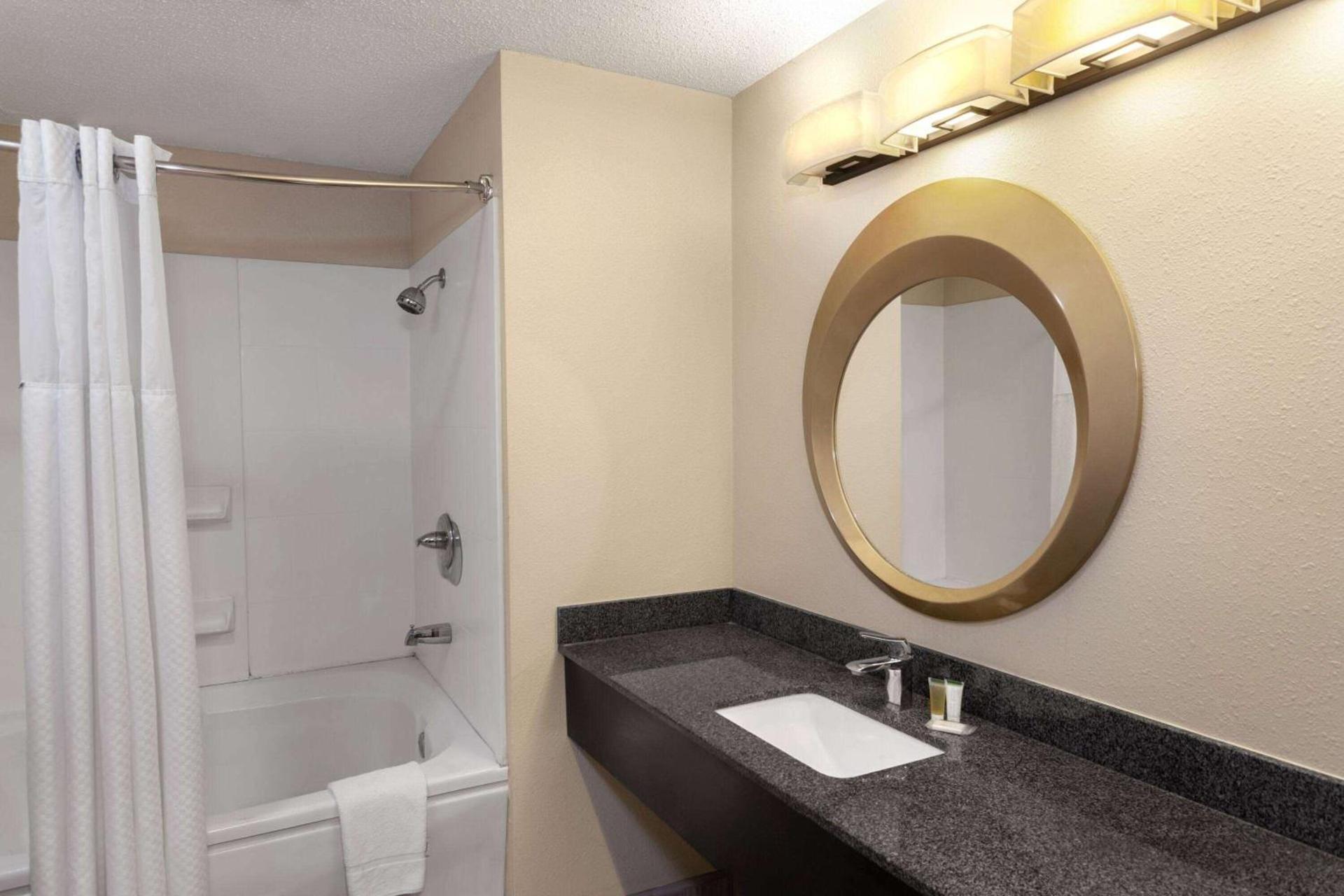 Super 8 by Wyndham Copley Akron photo 17