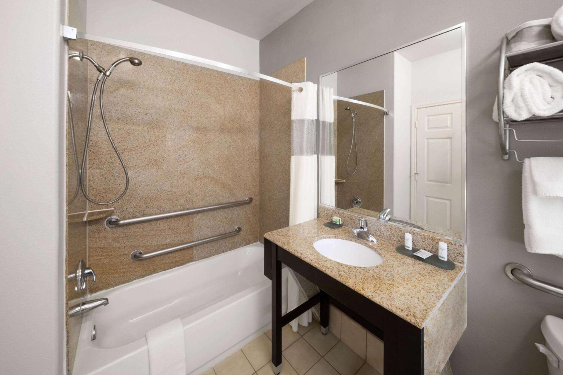 La Quinta by Wyndham Deer Park photo 40