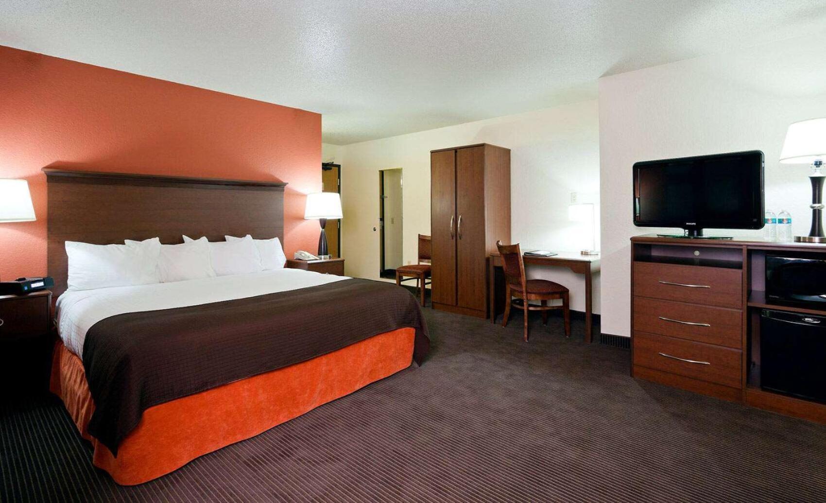 AmericInn by Wyndham Manitowoc photo 45