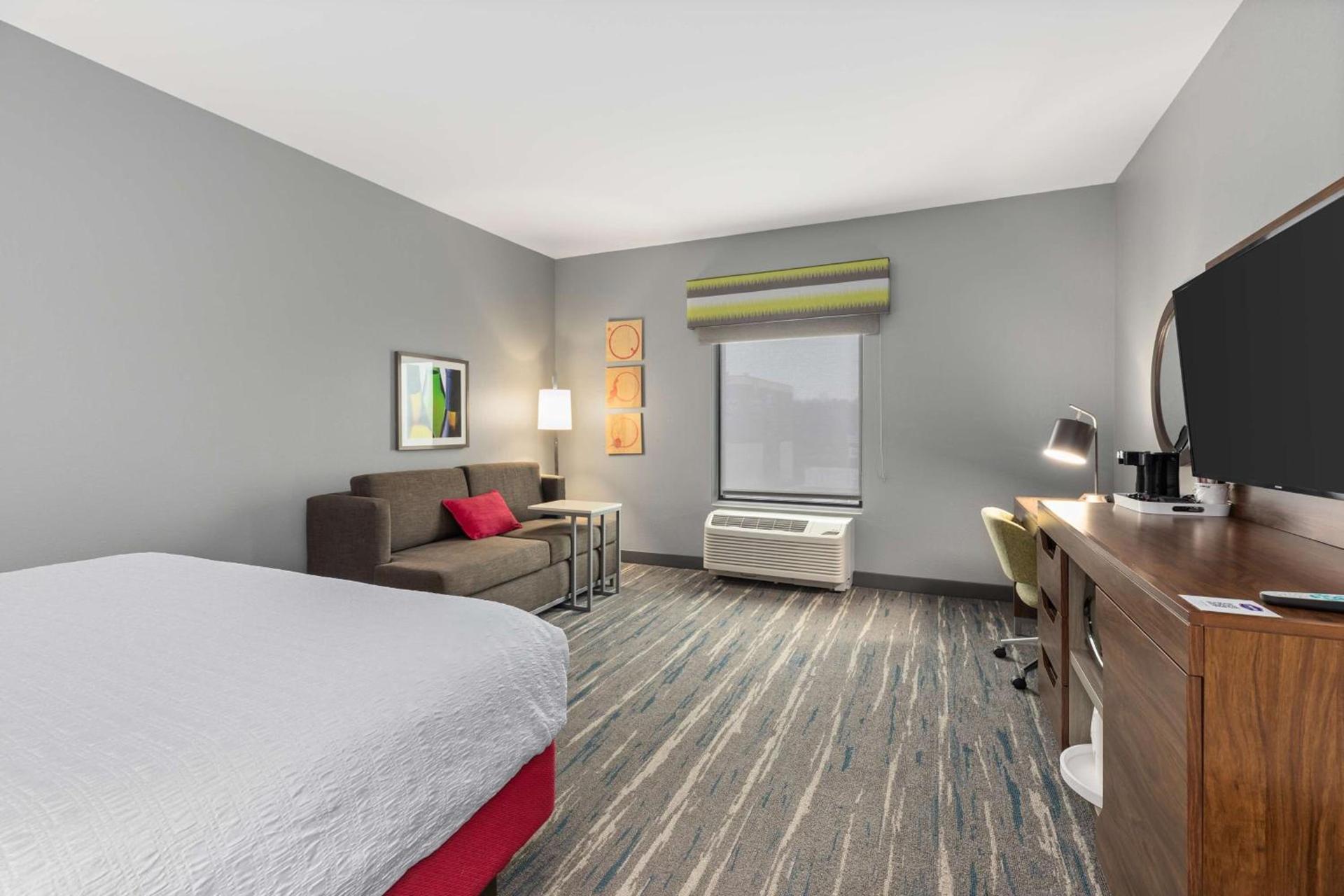 Hampton Inn Madison, OH photo 59