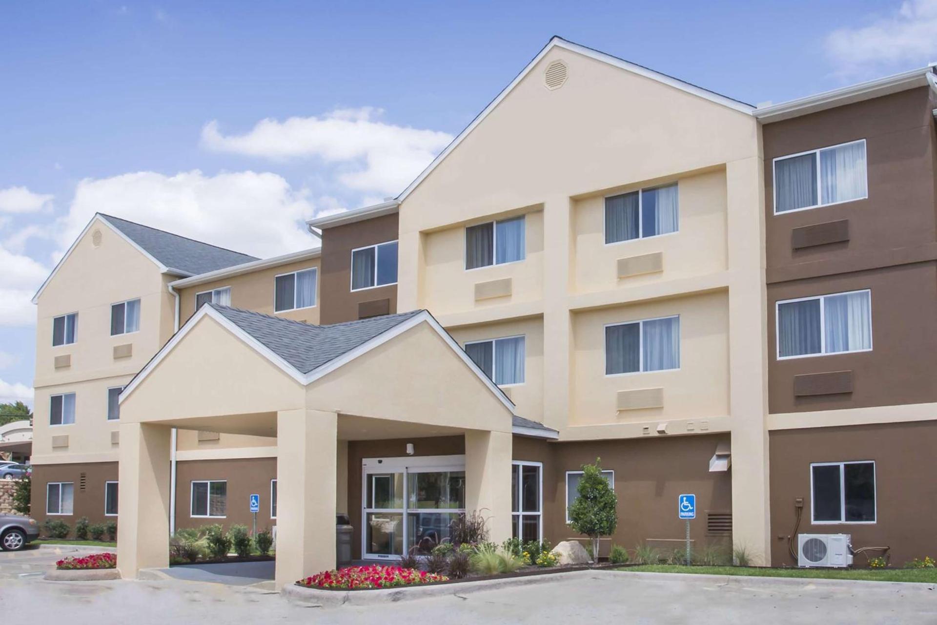 AmericInn by Wyndham Topeka photo 1