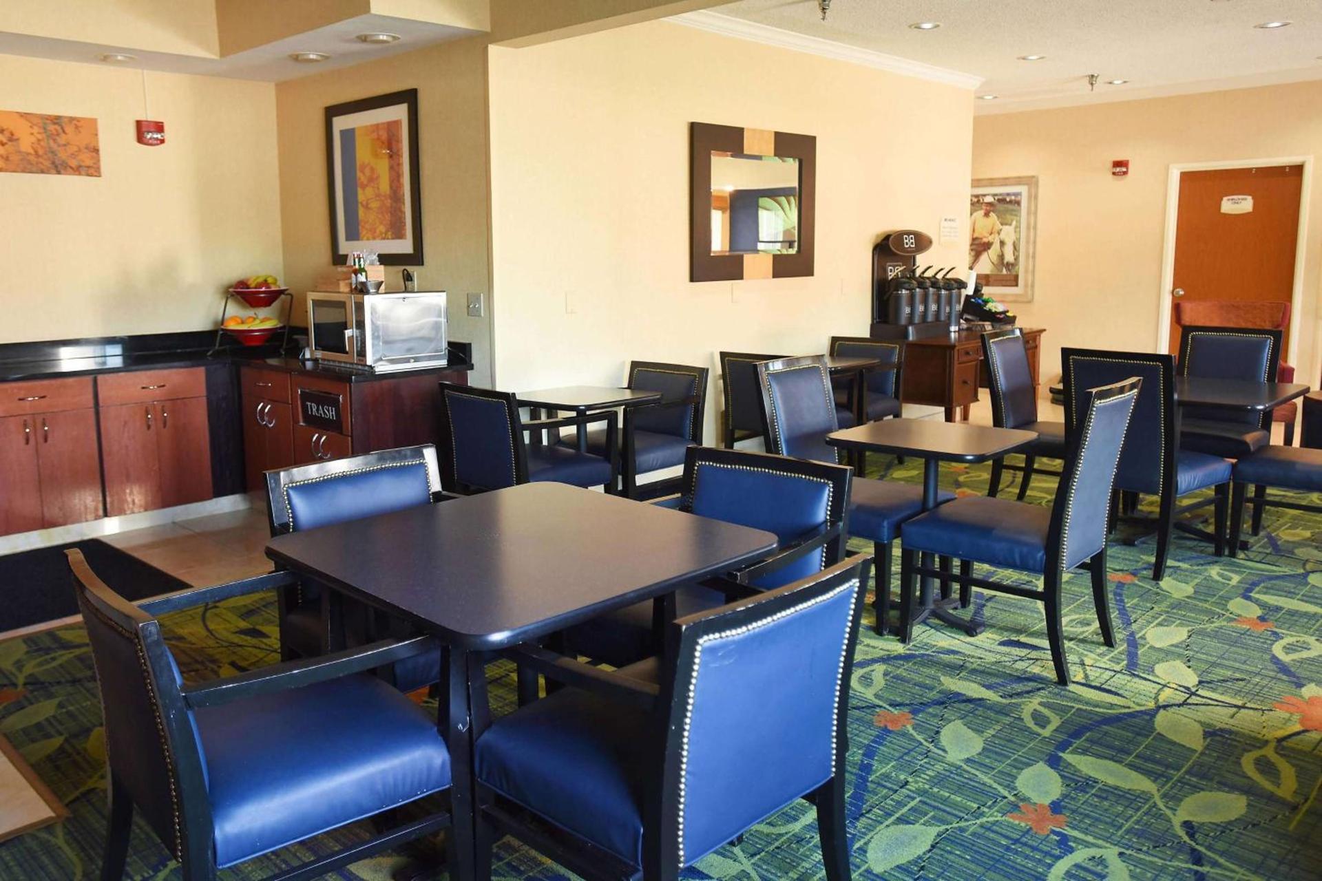 AmericInn by Wyndham Topeka photo 3