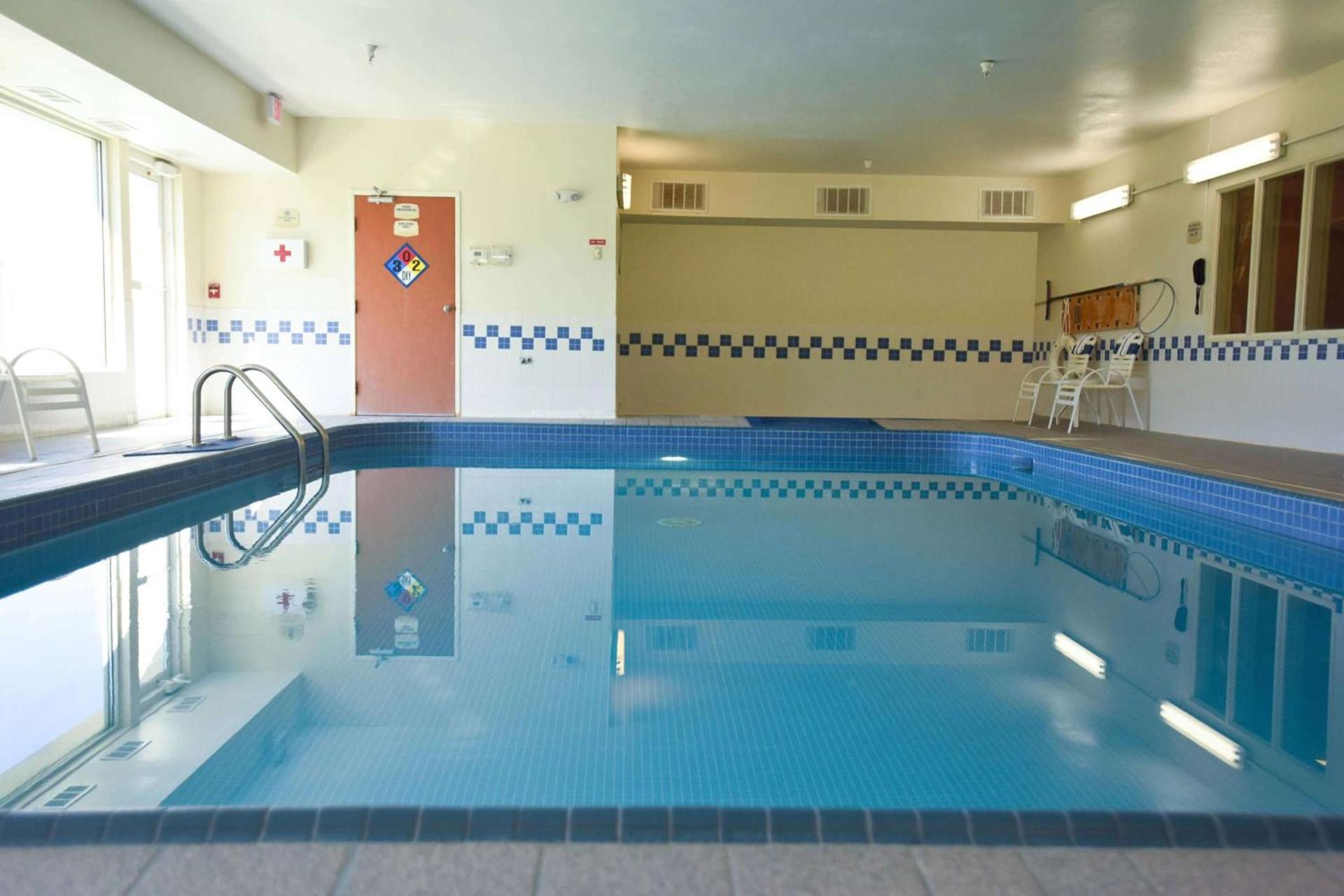 AmericInn by Wyndham Topeka photo 5