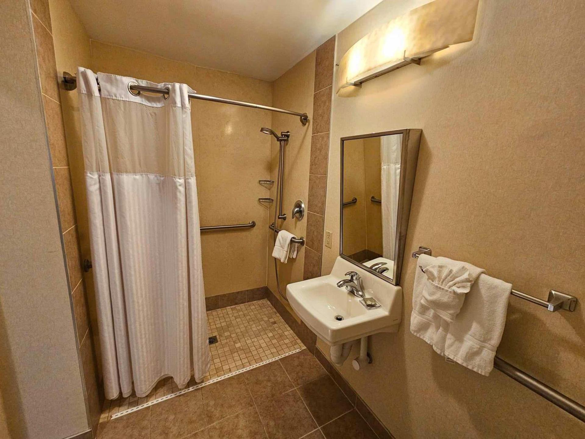 Radisson Hotel Freehold photo 52