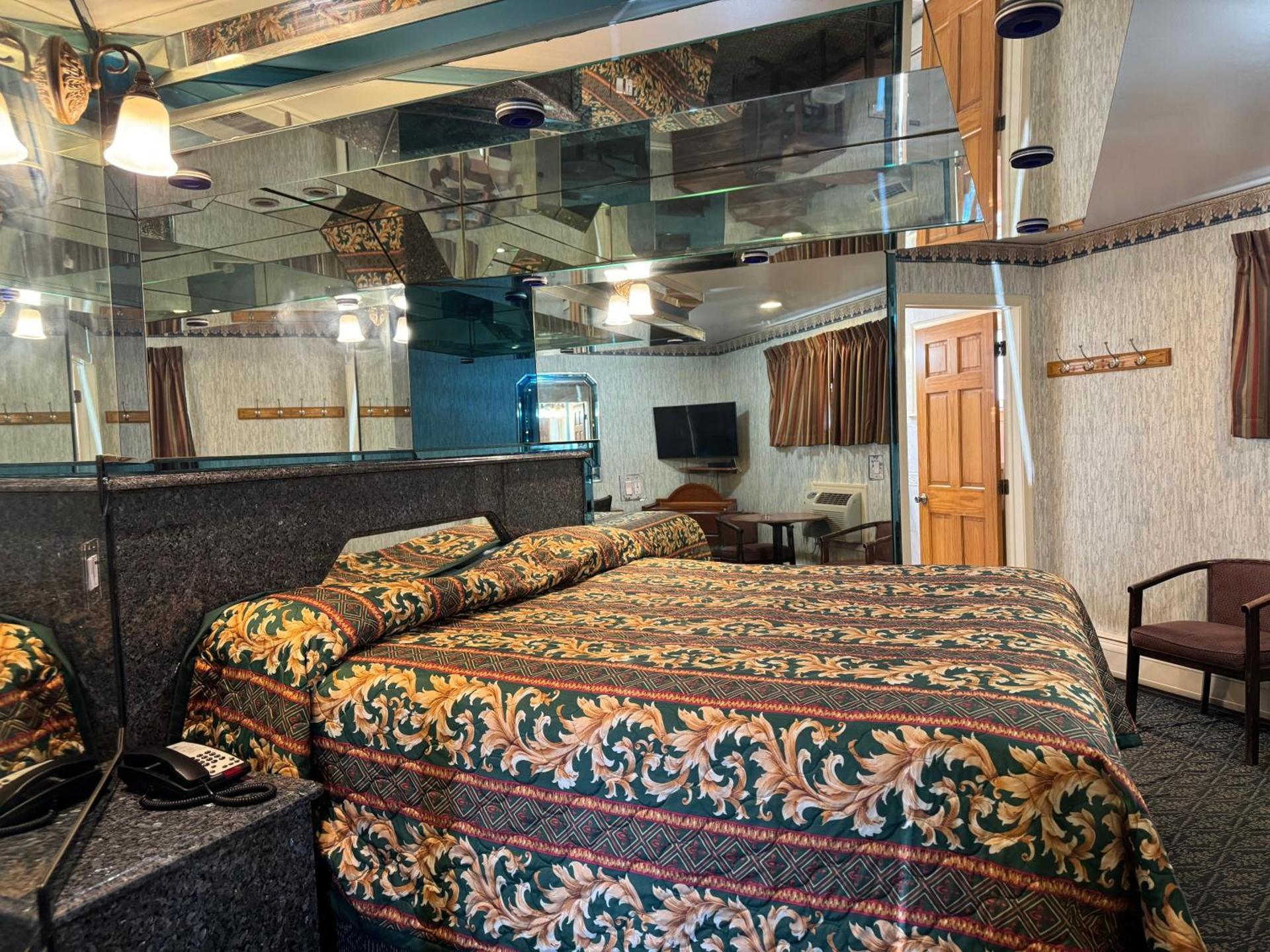 Royal Motel photo 2