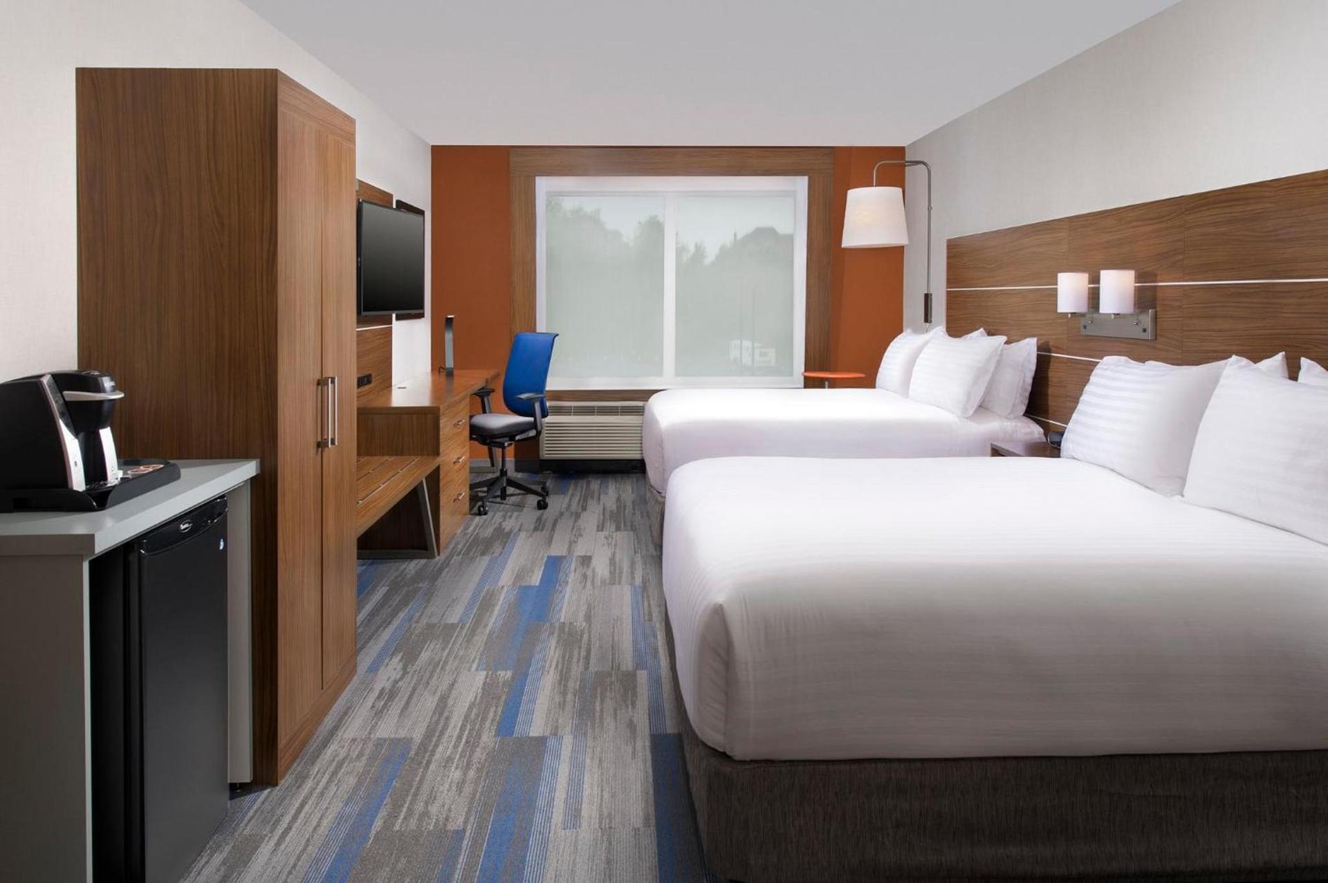 Holiday Inn Express & Suites by IHG Altoona by IHG photo 24