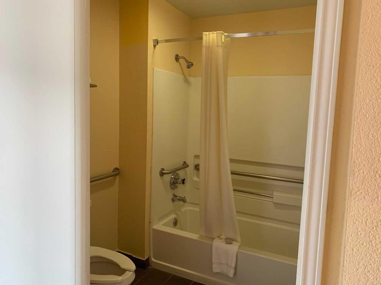 Key West Inn - Chatsworth photo 18