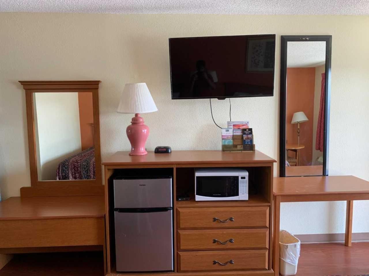 Key West Inn - Chatsworth photo 23