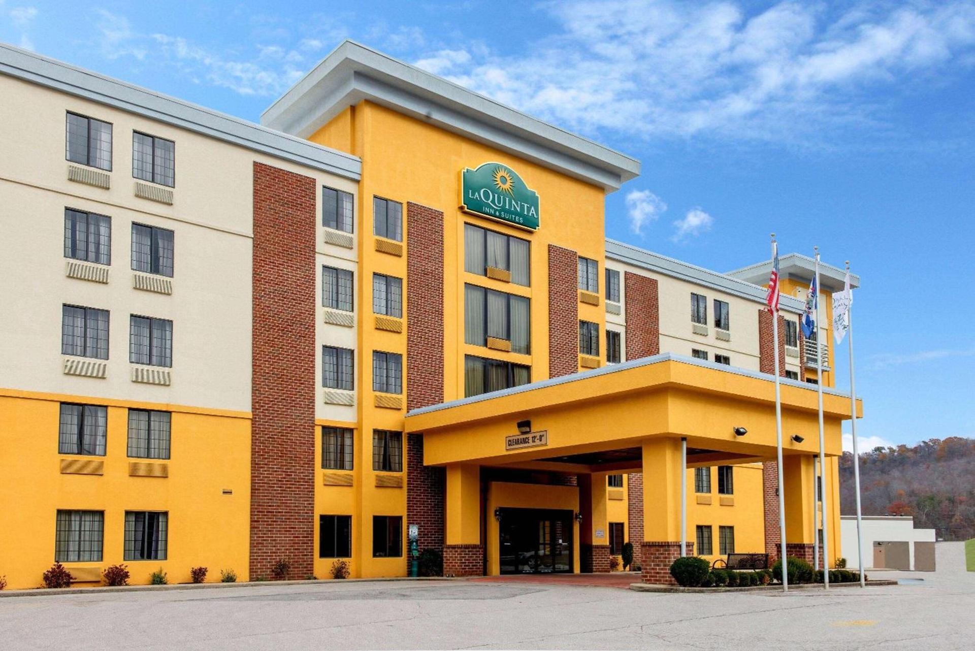 La Quinta by Wyndham Elkview - Charleston NE photo 3