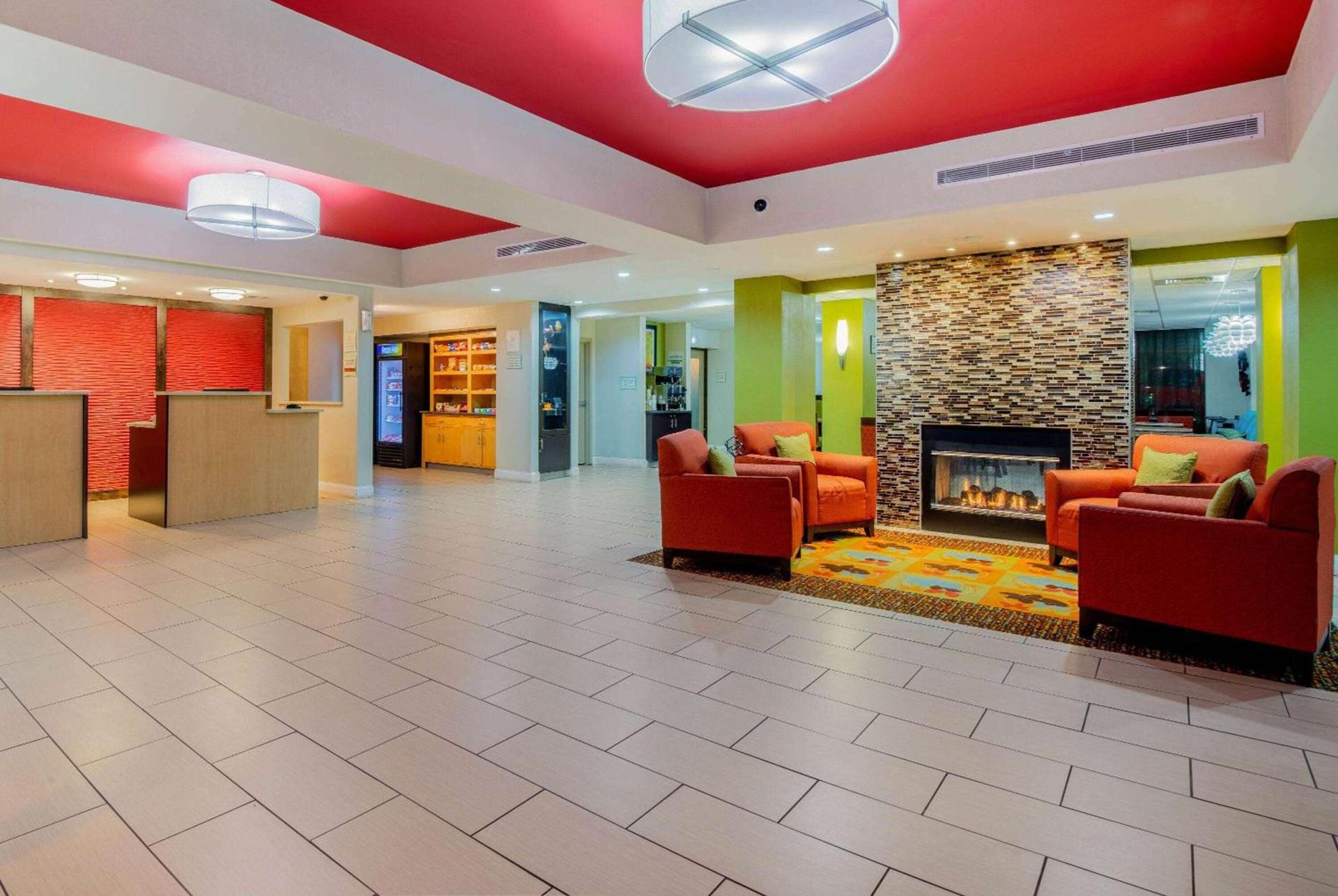 La Quinta by Wyndham Elkview - Charleston NE photo 7
