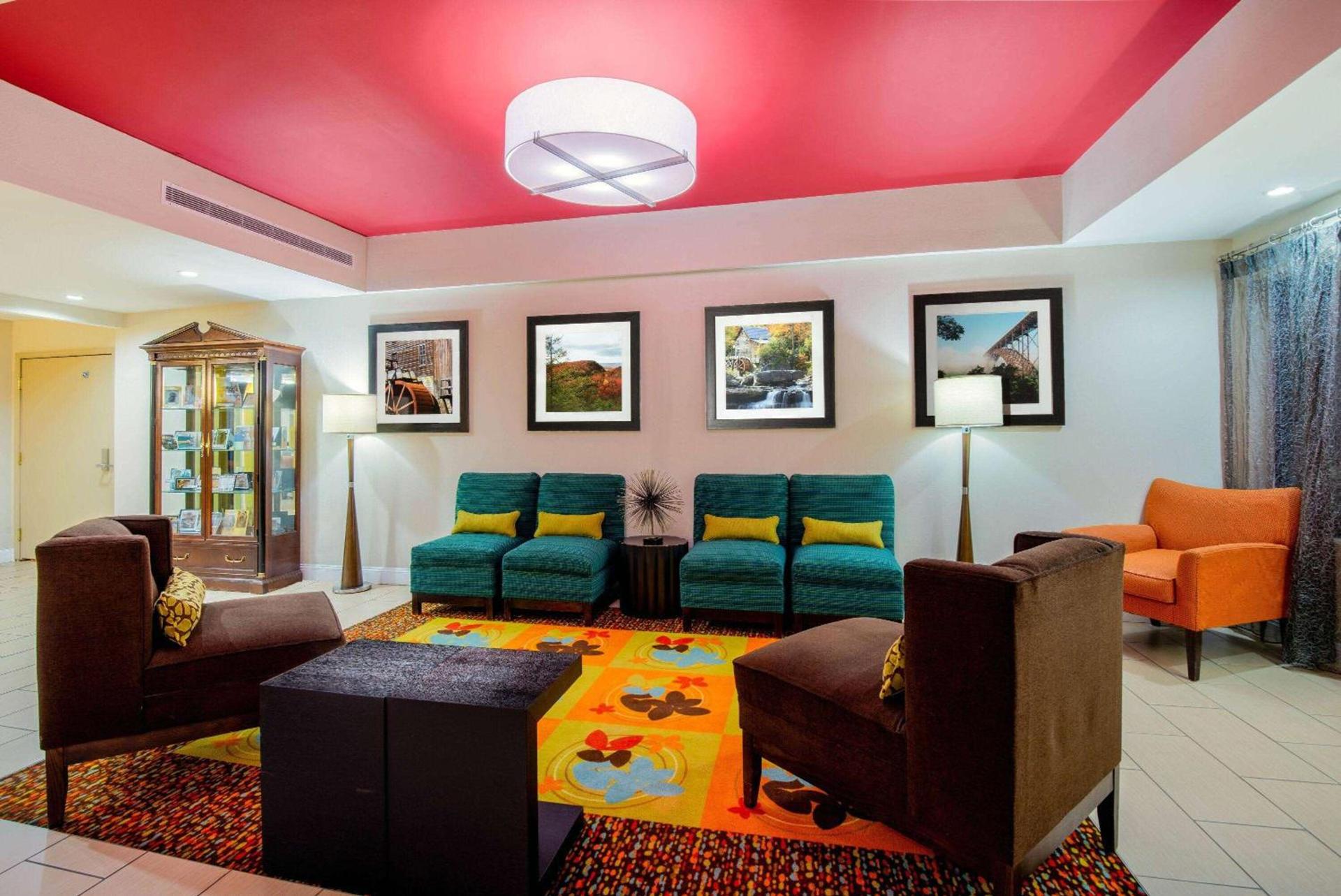La Quinta by Wyndham Elkview - Charleston NE photo 8