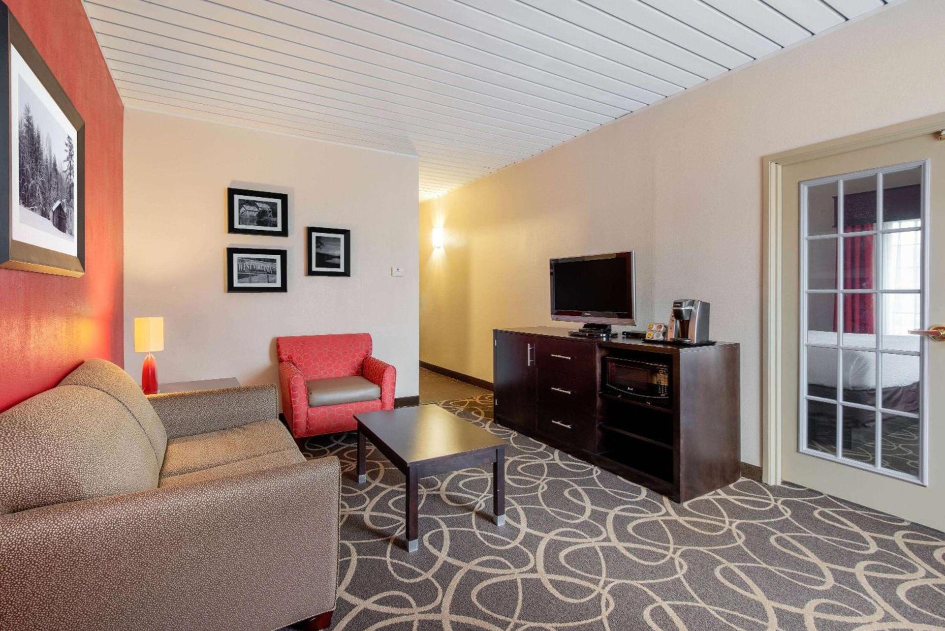 La Quinta by Wyndham Elkview - Charleston NE photo 39