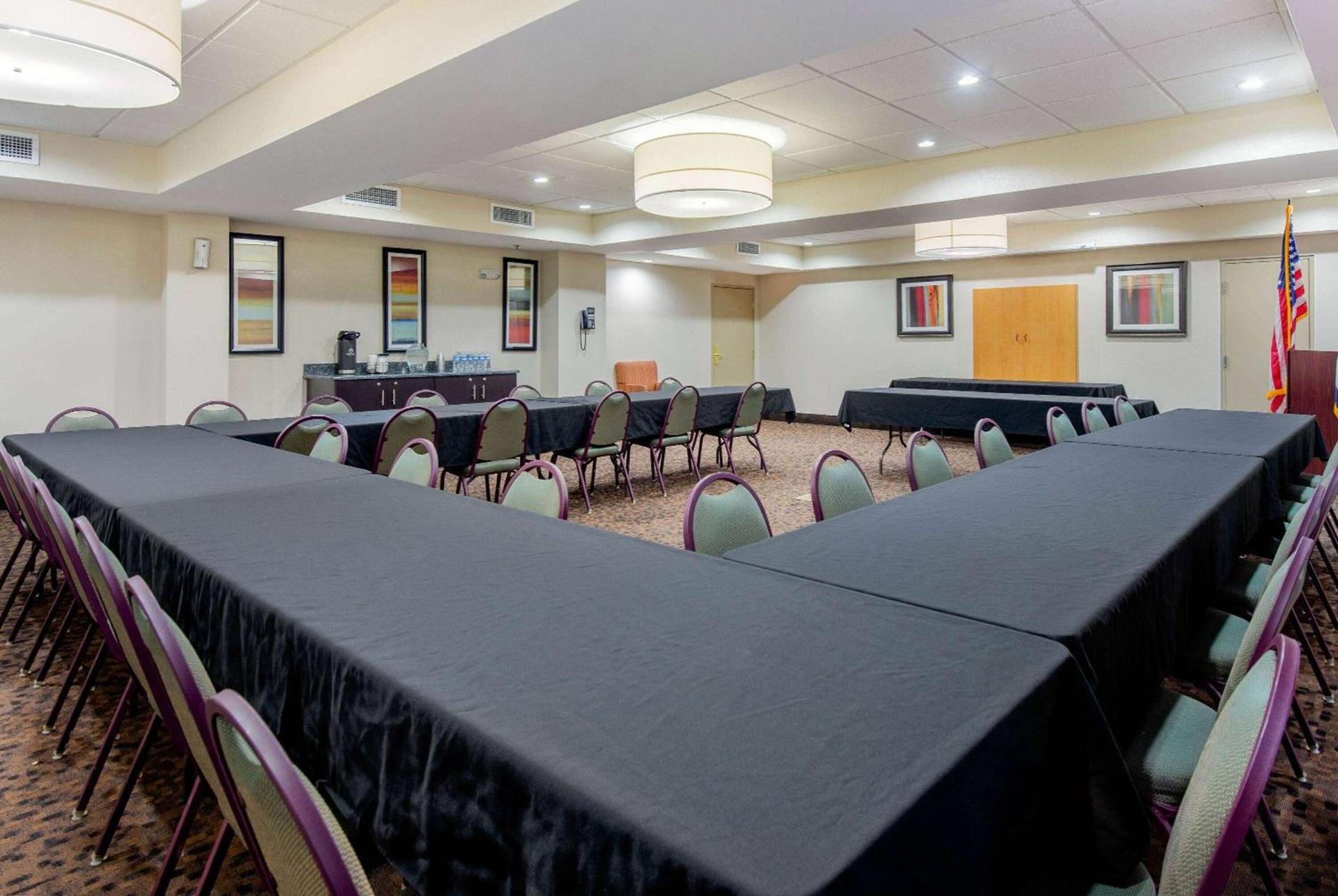 La Quinta by Wyndham Elkview - Charleston NE photo 41