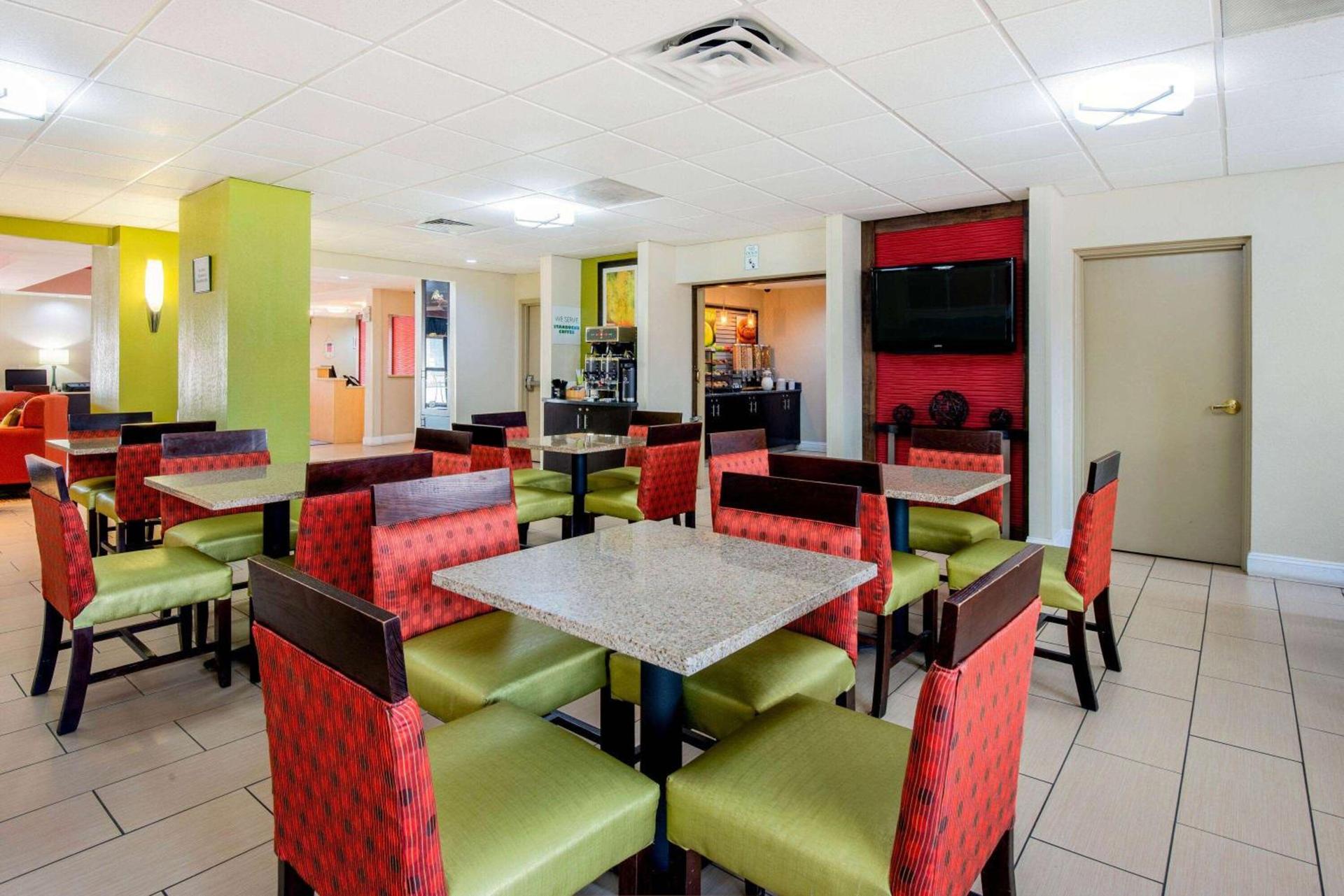 La Quinta by Wyndham Elkview - Charleston NE photo 2