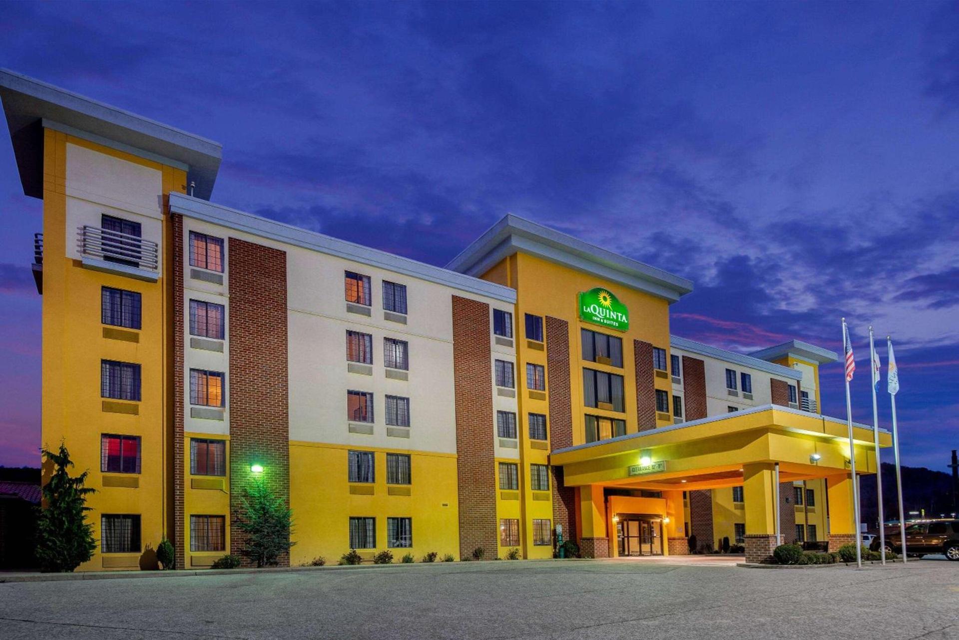 La Quinta by Wyndham Elkview - Charleston NE photo 50