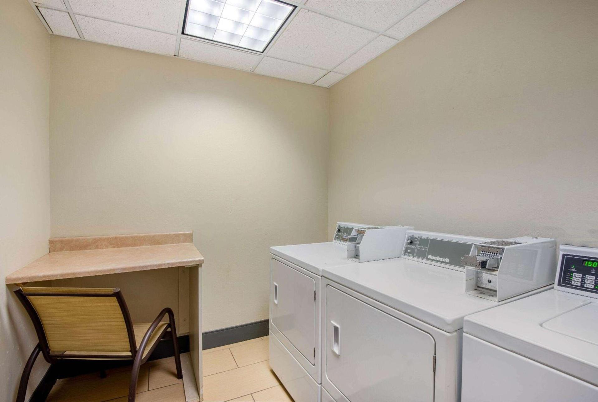 La Quinta by Wyndham Elkview - Charleston NE photo 51