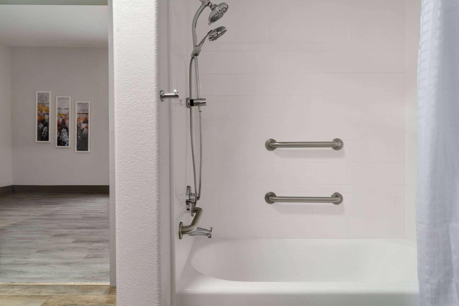 La Quinta by Wyndham Stephenville photo 8