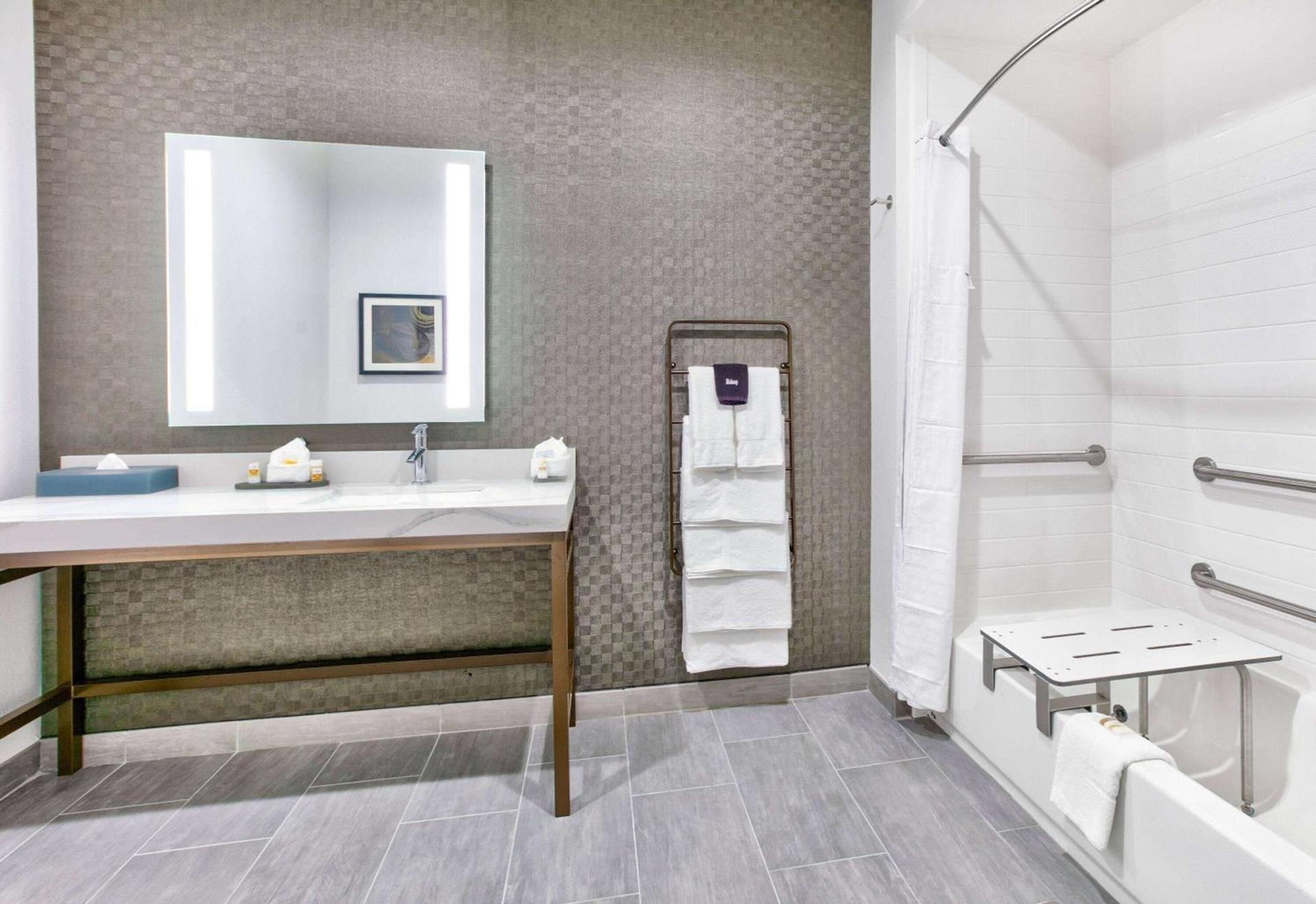 La Quinta Inn & Suites by Wyndham Terrell photo 13