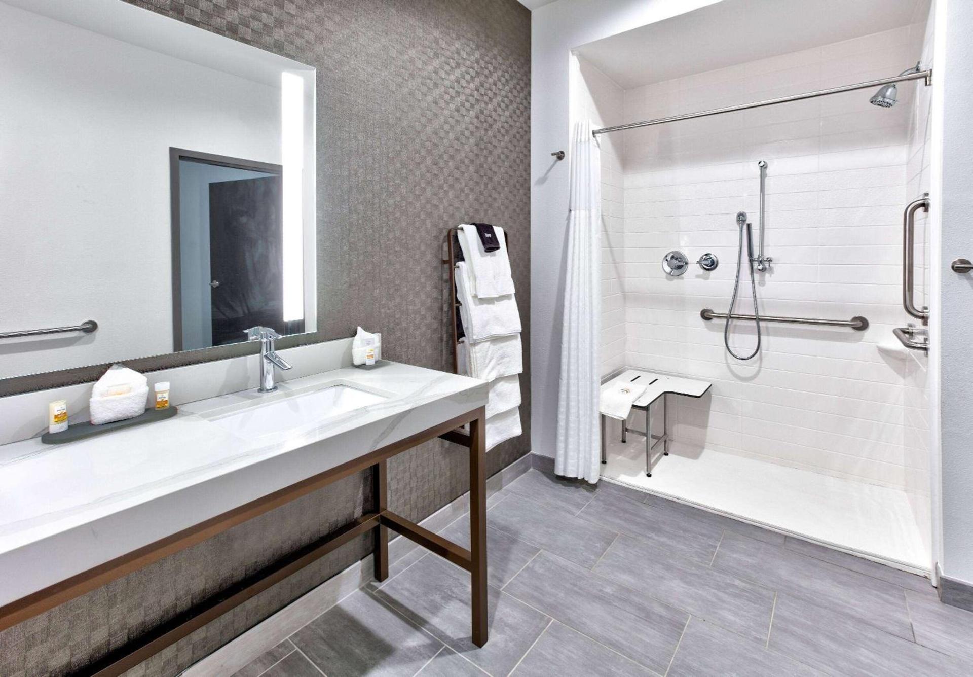 La Quinta Inn & Suites by Wyndham Terrell photo 21
