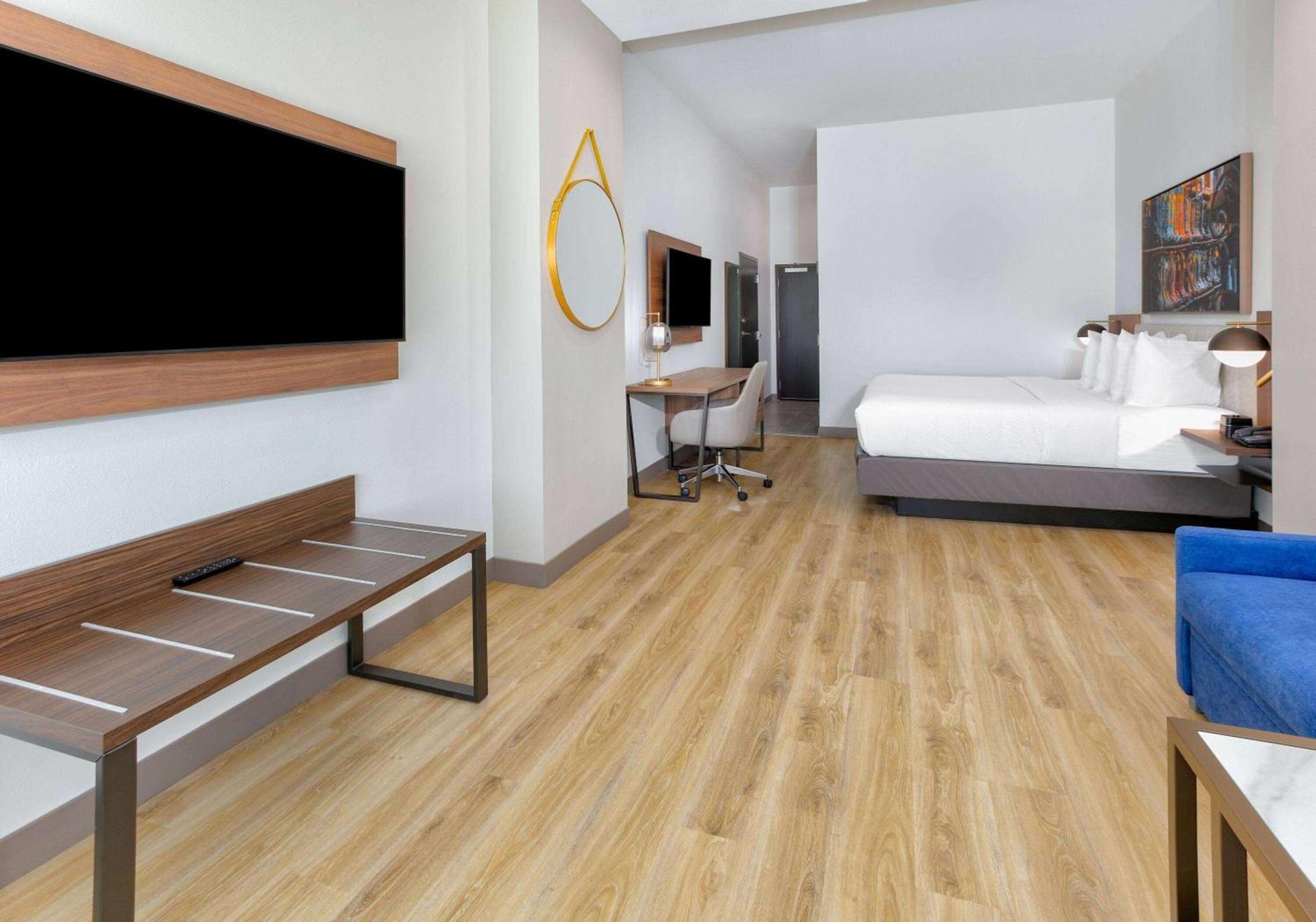 La Quinta Inn & Suites by Wyndham Terrell photo 26