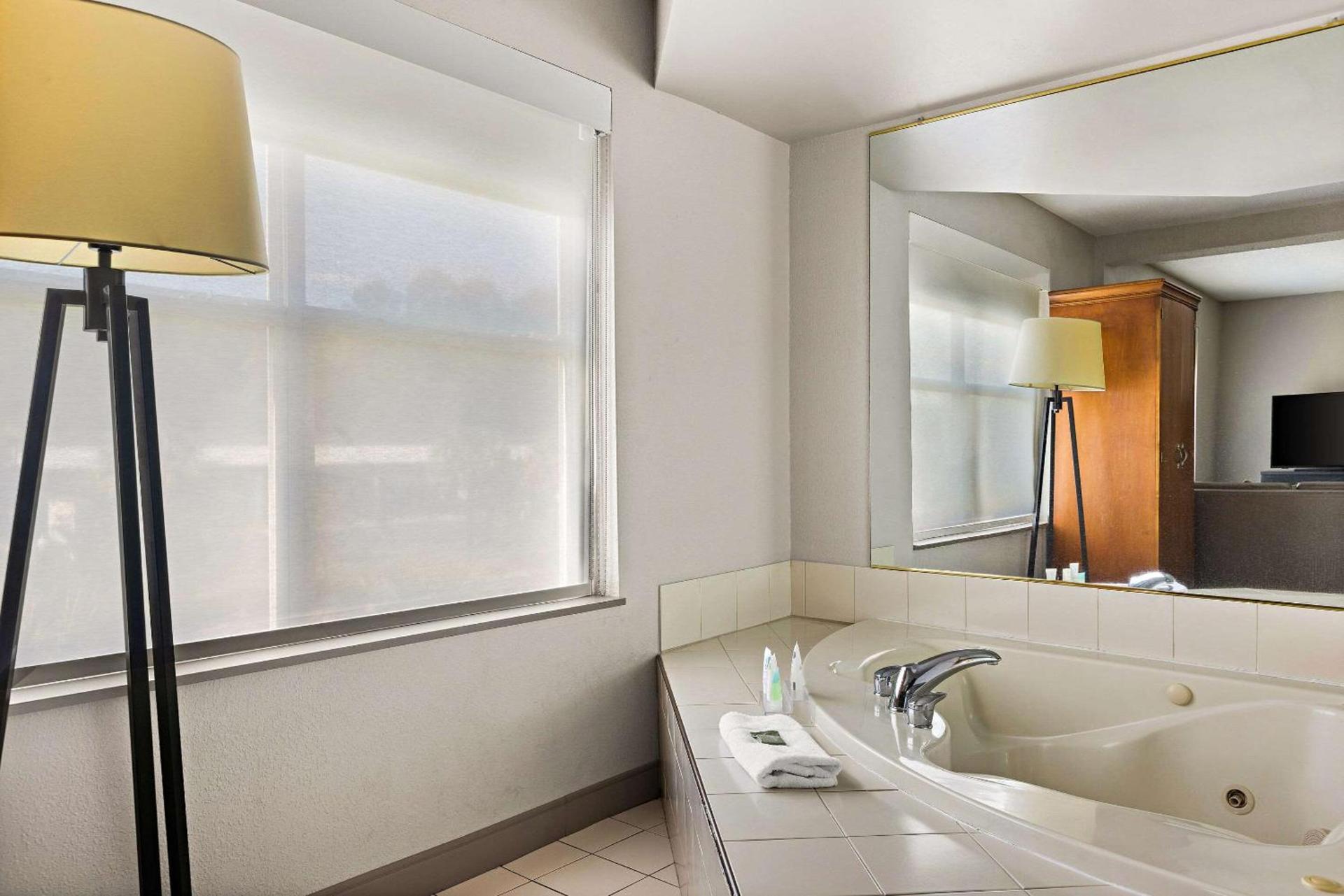 Country Inn & Suites by Radisson, Hinesville, GA photo 16