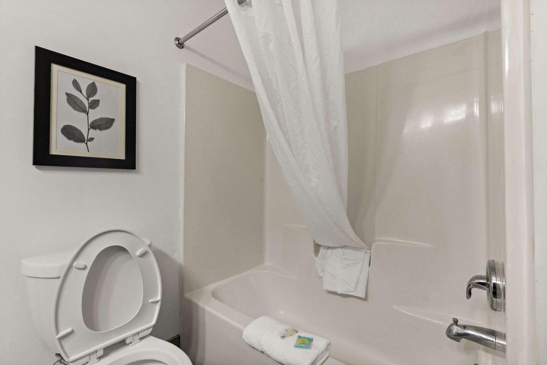 Country Inn & Suites by Radisson, Hinesville, GA photo 18