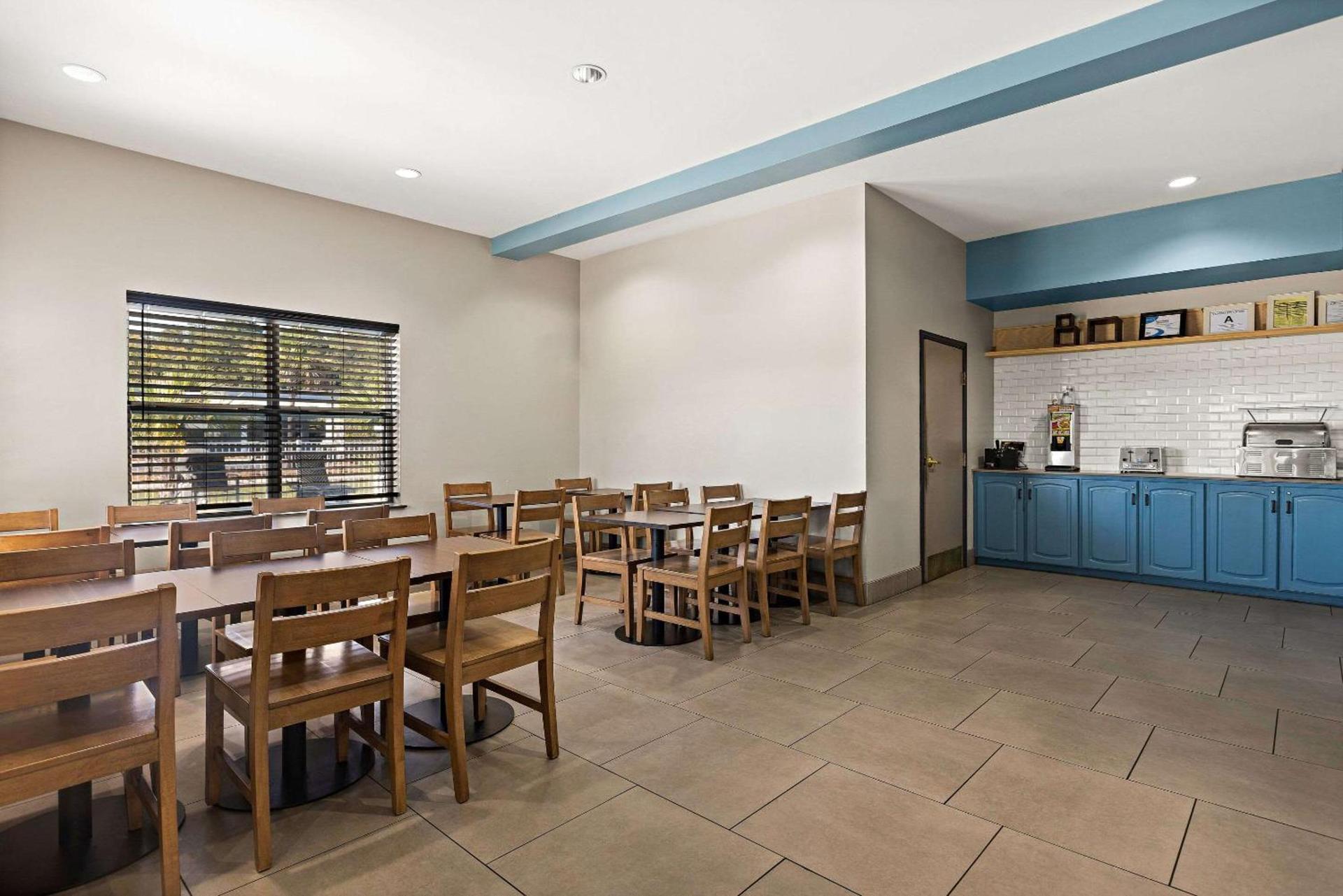 Country Inn & Suites by Radisson, Hinesville, GA photo 33