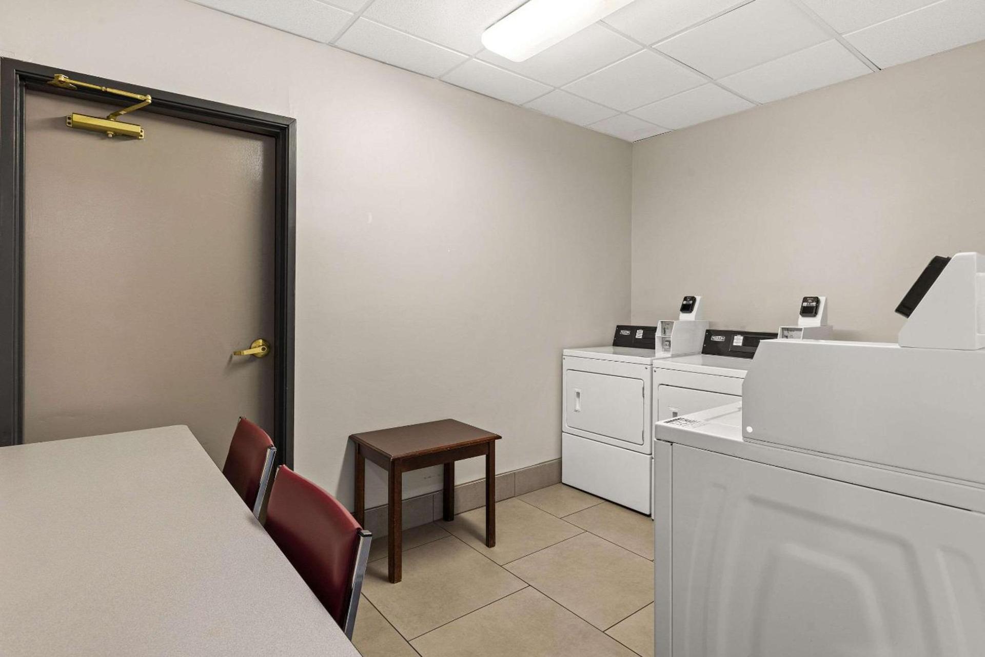 Country Inn & Suites by Radisson, Hinesville, GA photo 38