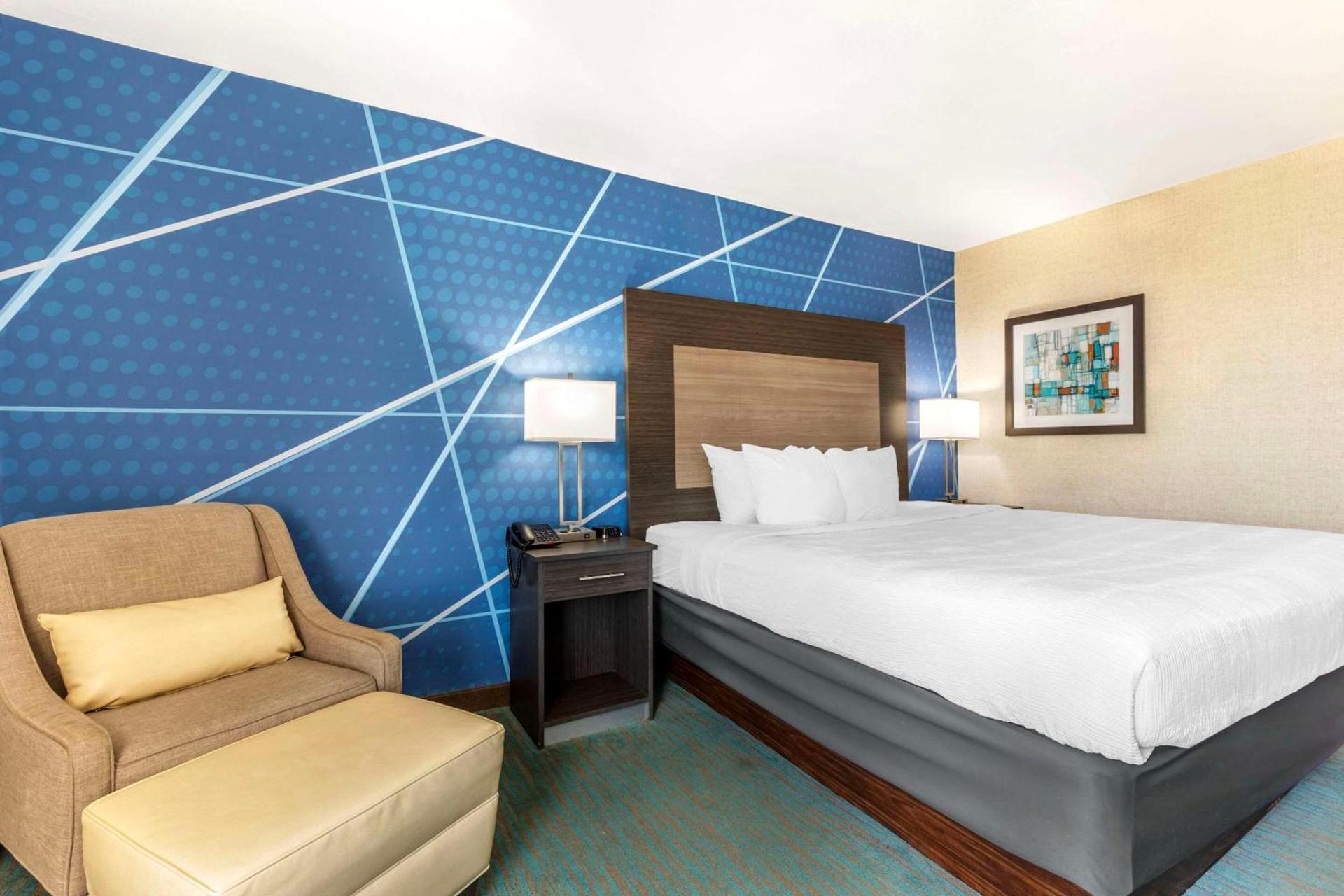 Comfort Inn Dallas North Love Field Airport photo 2
