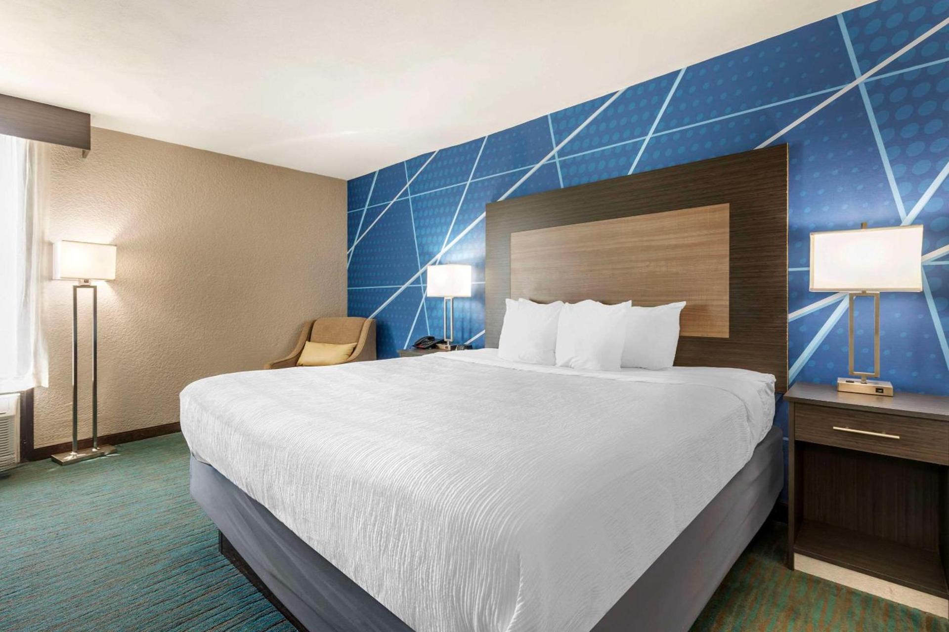 Comfort Inn Dallas North Love Field Airport photo 9