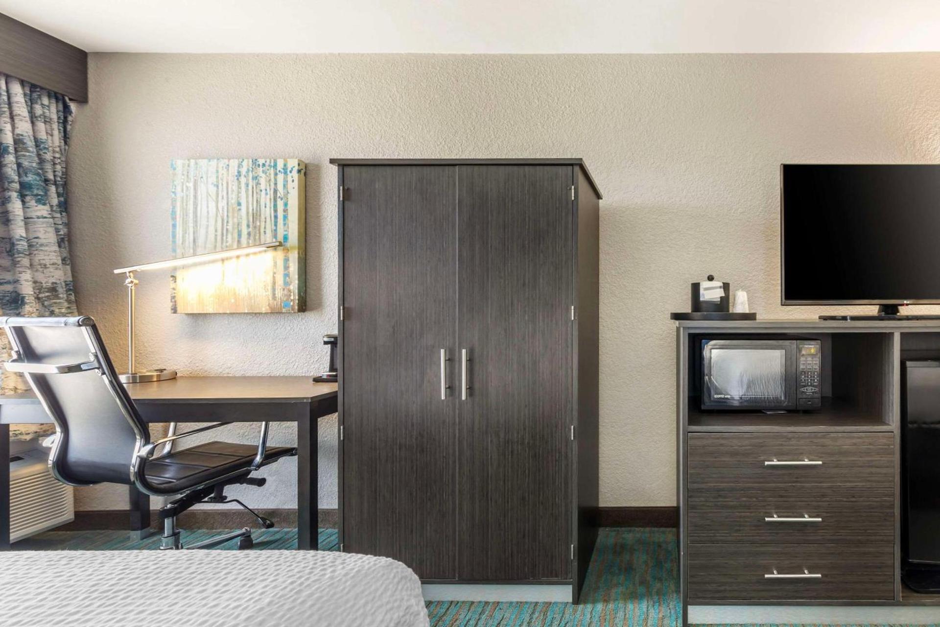Comfort Inn Dallas North Love Field Airport photo 19