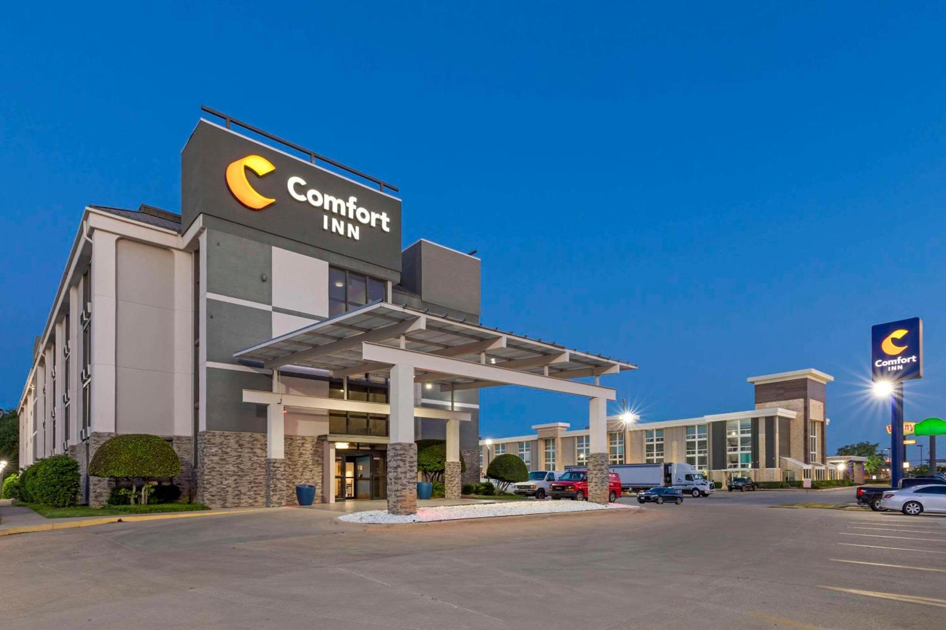Comfort Inn Dallas North Love Field Airport photo 1