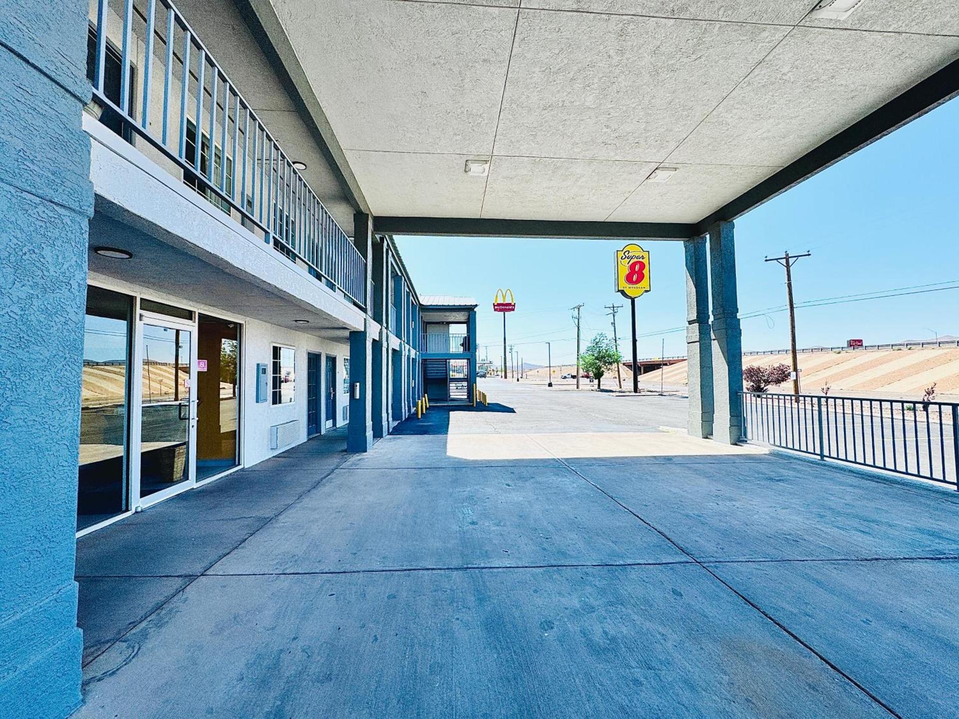 Super 8 by Wyndham Van Horn photo 36