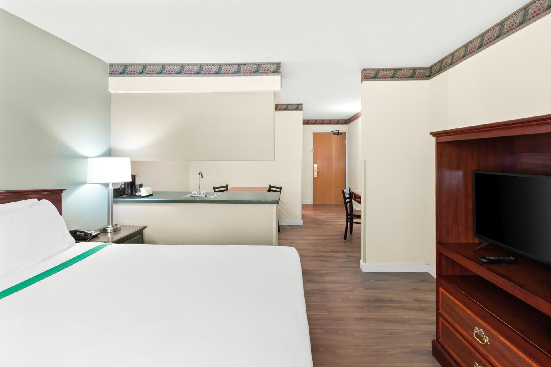 GuestHouse Inn & Suites Kelso/Longview photo 2